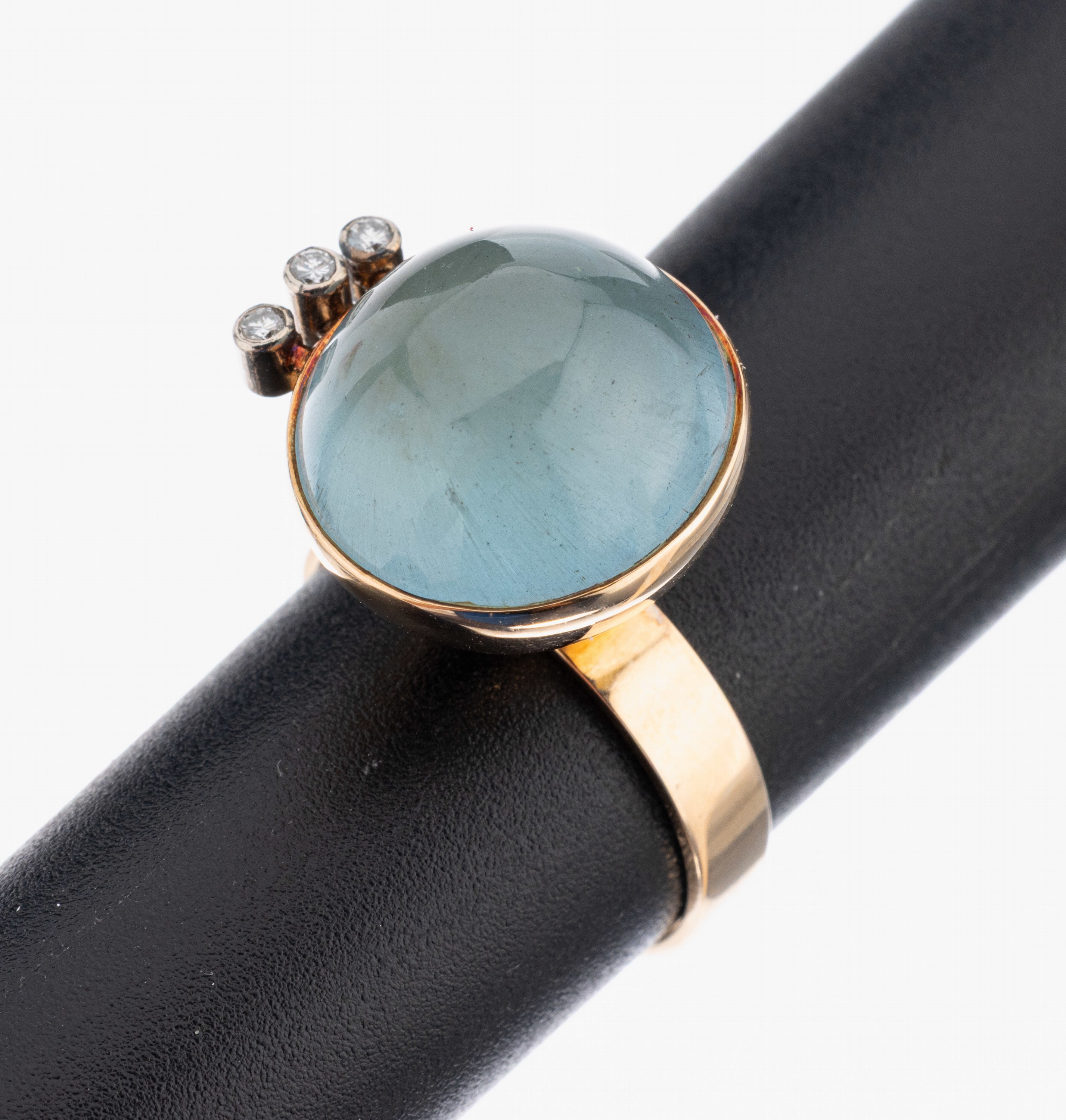 14 kt Gold Aquamarin-Brillant-Ring, Finnland 1970, GG/WG 585/000, außergewöhnliche Gestaltung, ovaler Aquamarin-Cabochon ca. 12 ct, 3 in WG ...
