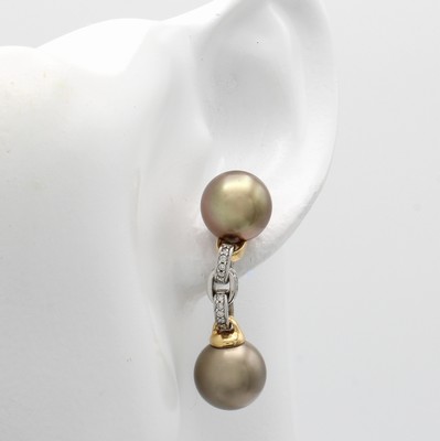 26990213a - Paar Ohrgehänge mit Tahitizuchtperlen und Brillanten, RG/WG 750/000, 40 Brill. zus. ca. ...