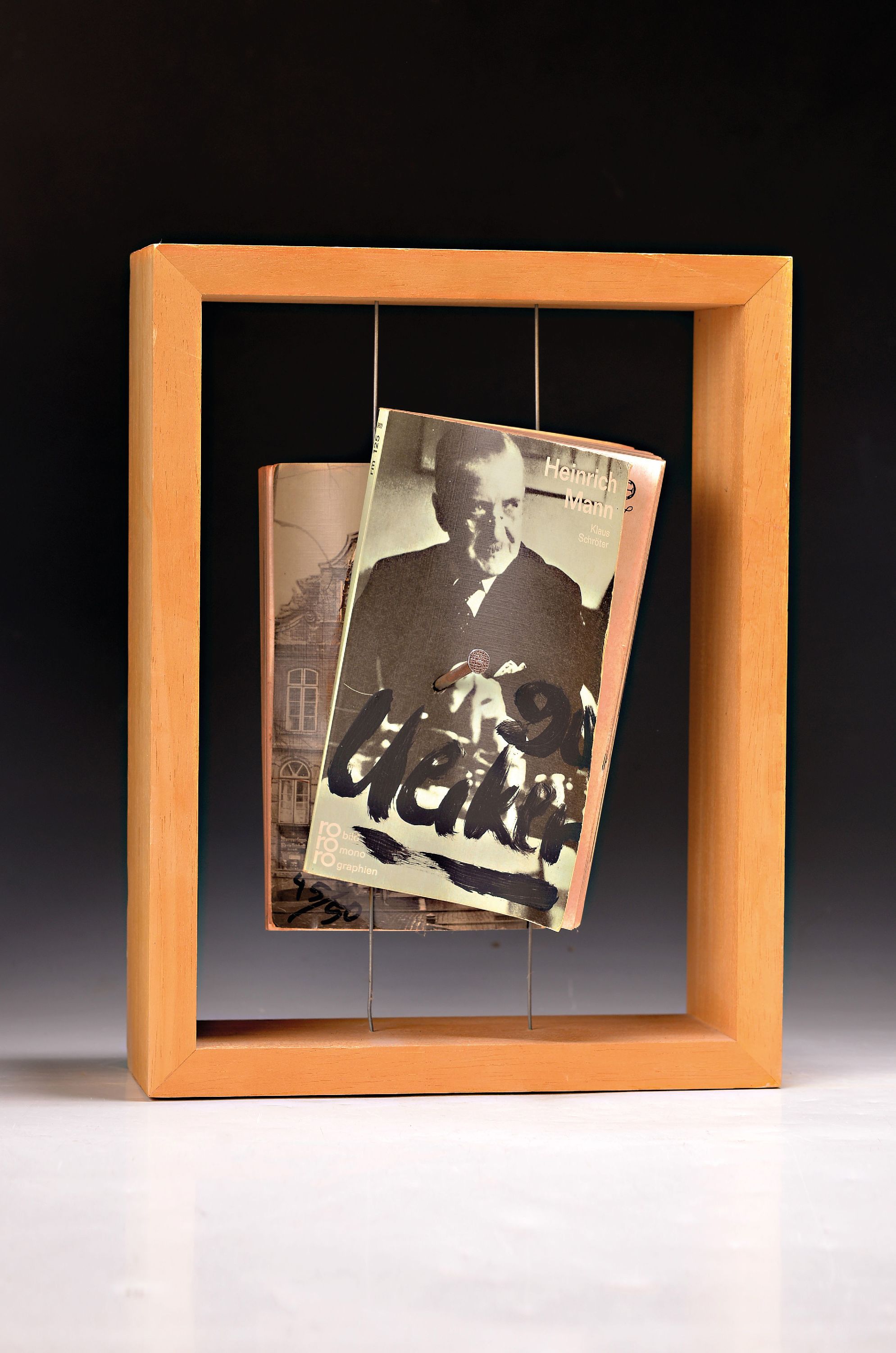 Detail k: Günther Uecker, 1930 Kuhlendorf-2025 Düsseldorf, Multiple, 2 Taschenbücher von Heinrich und Thomas Mann (Verlag Rowohlt) mit einem Nagel ...
