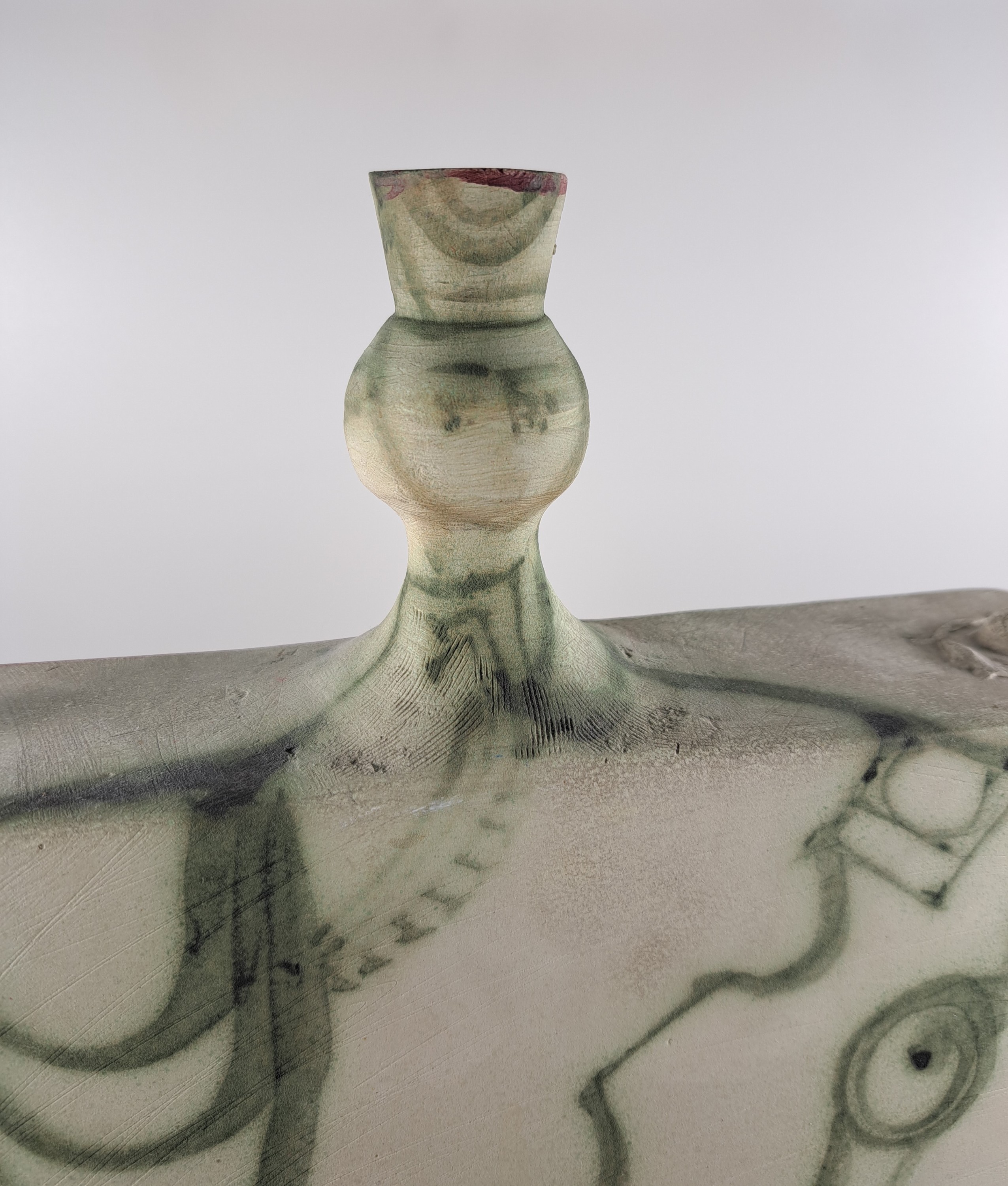 Detail b: Gilbert Portanier, 1926 Cannes-2023 Vallauris , weißer Ton, handbemalt und mit Ritzdekor versehen, Figurenkomposition in ...