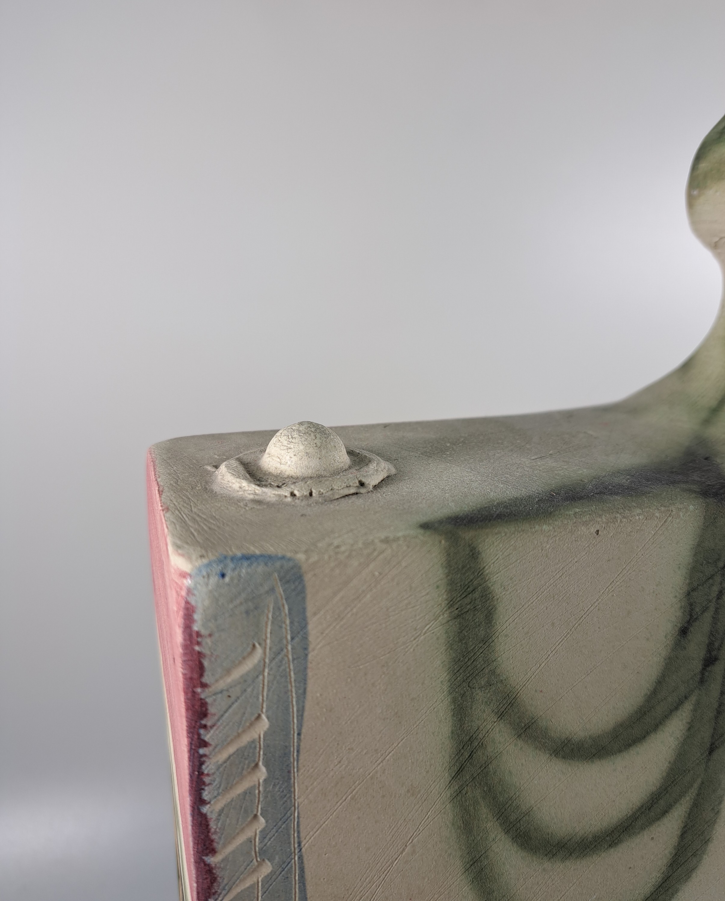 Detail c: Gilbert Portanier, 1926 Cannes-2023 Vallauris , weißer Ton, handbemalt und mit Ritzdekor versehen, Figurenkomposition in ...