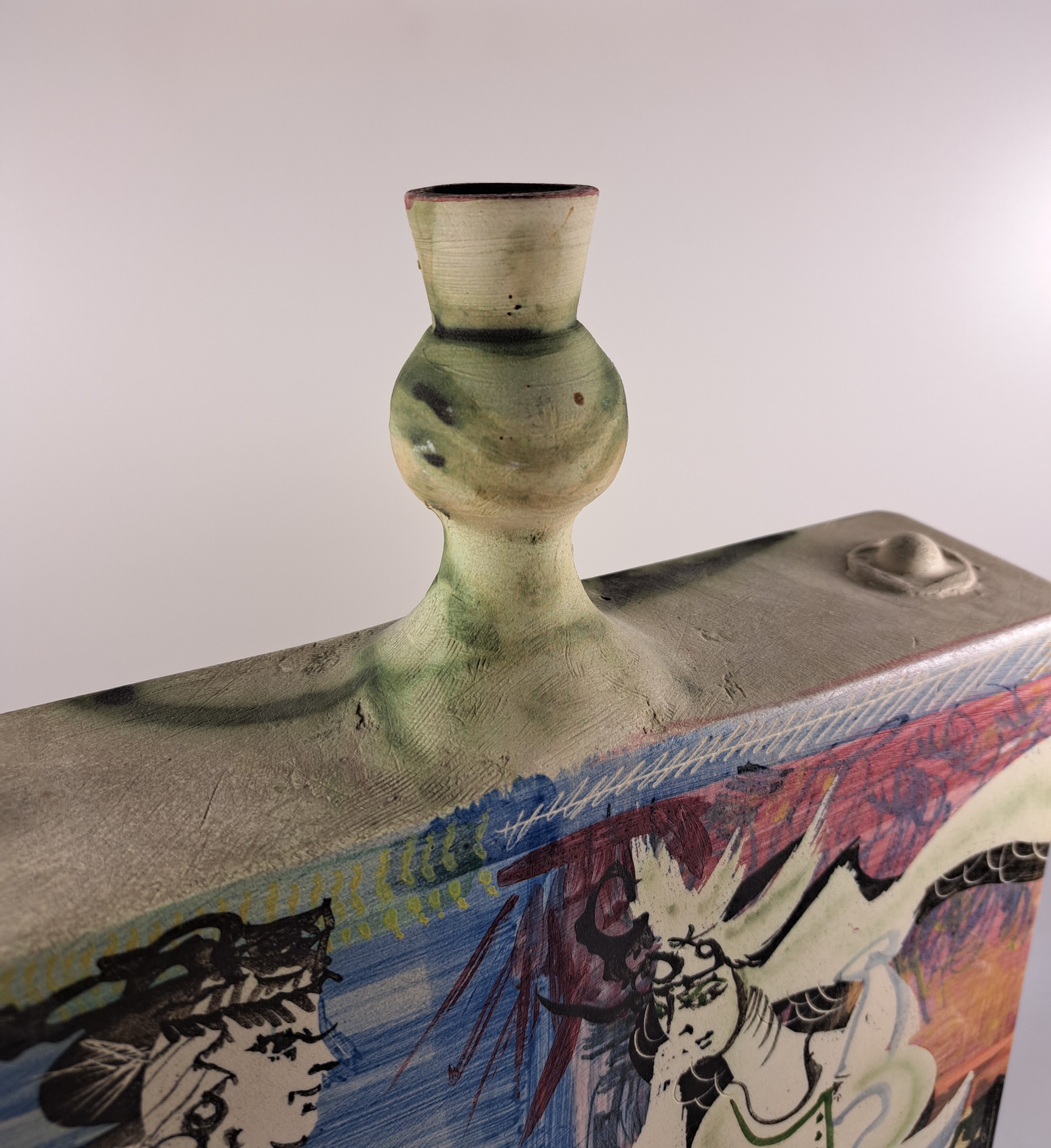 Detail g: Gilbert Portanier, 1926 Cannes-2023 Vallauris , weißer Ton, handbemalt und mit Ritzdekor versehen, Figurenkomposition in ...