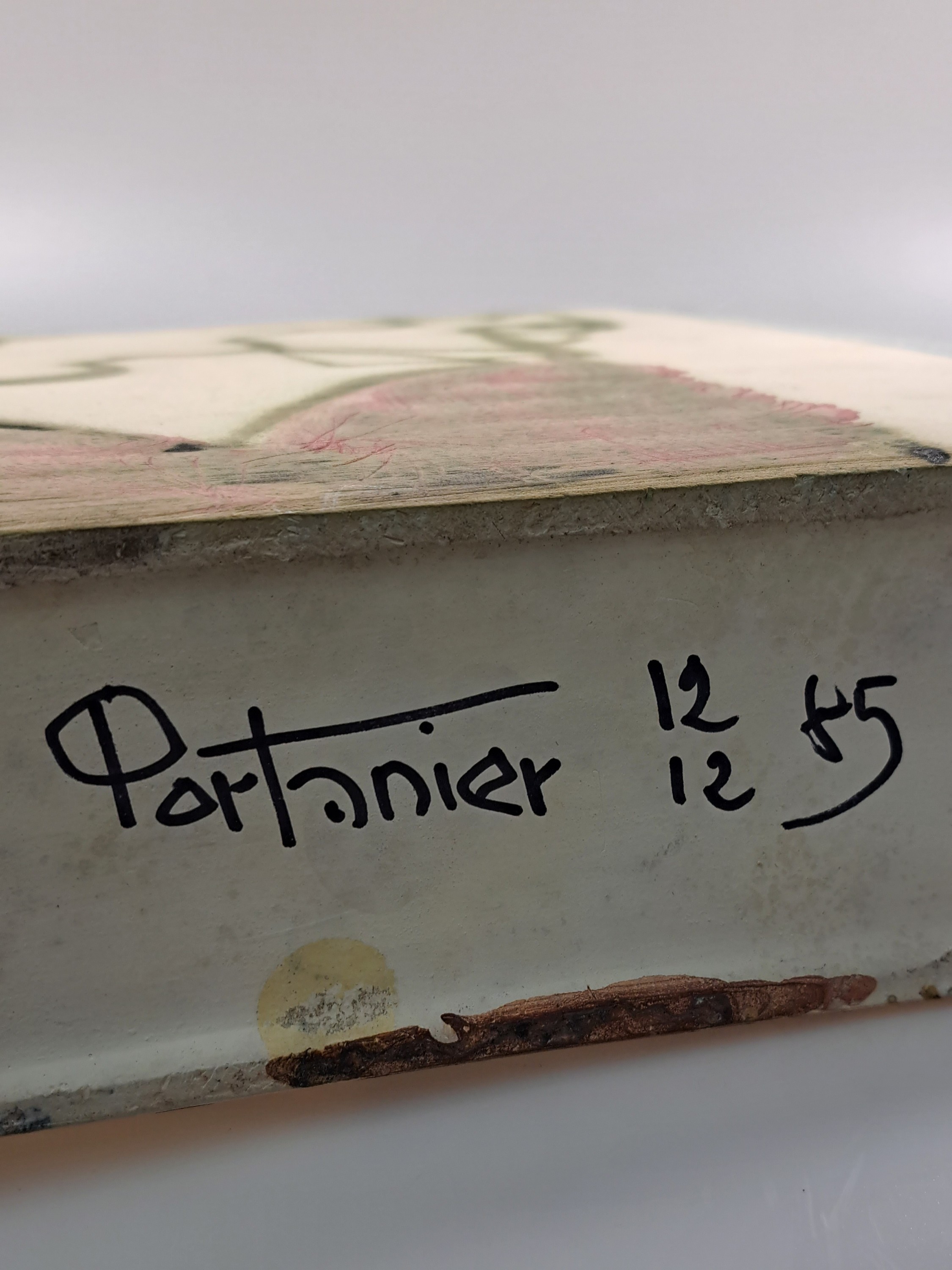 Detail l: Gilbert Portanier, 1926 Cannes-2023 Vallauris , weißer Ton, handbemalt und mit Ritzdekor versehen, Figurenkomposition in ...