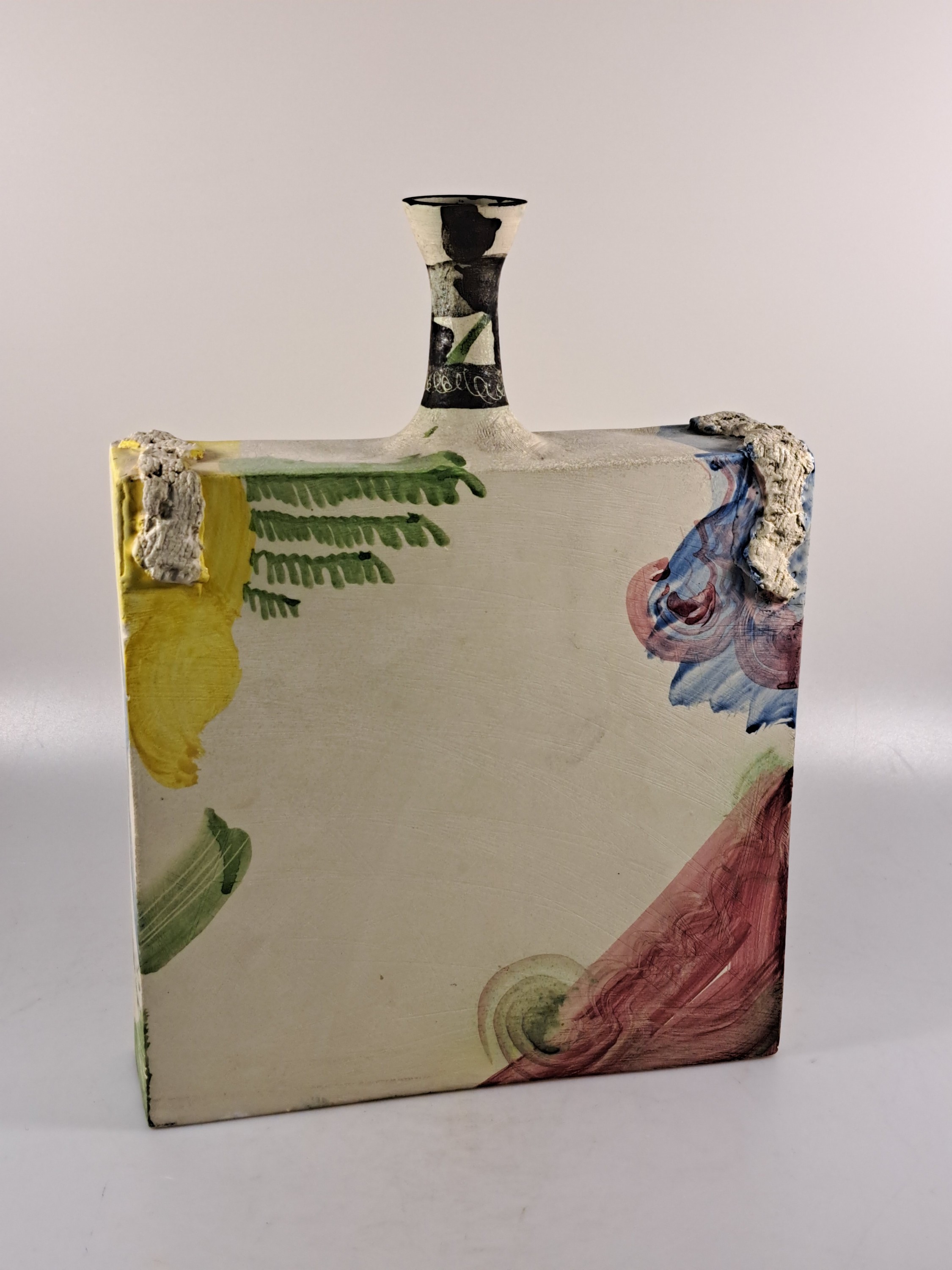 Detail g: Gilbert Portanier, 1926 Cannes-2023 Vallauris , weißer Ton, handbemalt und mit Ritzdekor versehen, gegenständliche Kompositionen, je signiert und ...