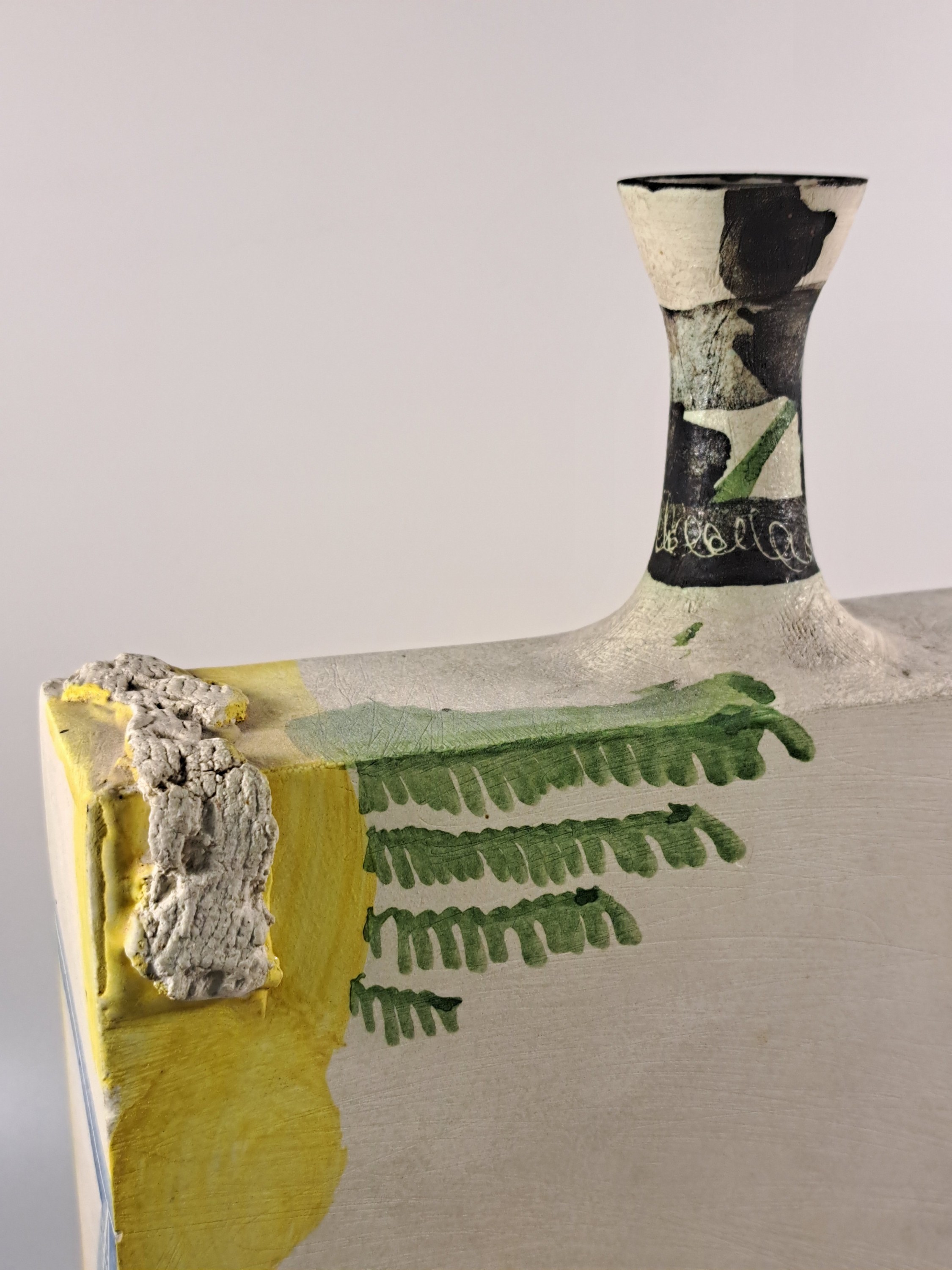 Detail h: Gilbert Portanier, 1926 Cannes-2023 Vallauris , weißer Ton, handbemalt und mit Ritzdekor versehen, gegenständliche Kompositionen, je signiert und ...