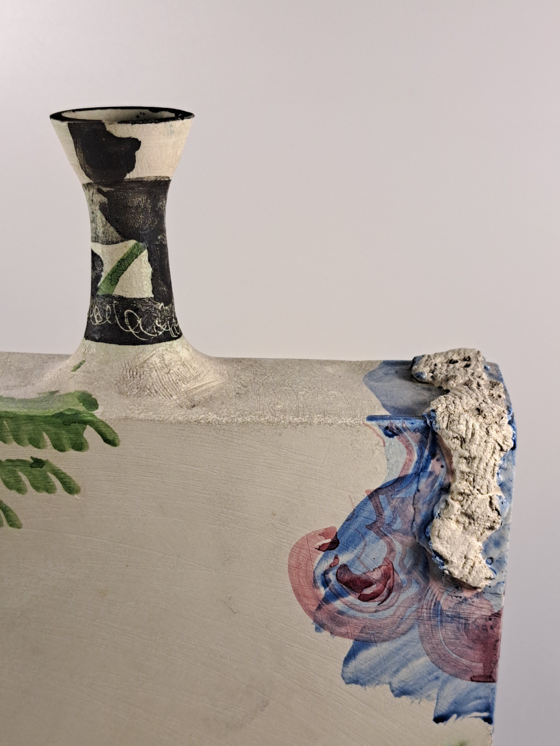 Detail i: Gilbert Portanier, 1926 Cannes-2023 Vallauris , weißer Ton, handbemalt und mit Ritzdekor versehen, gegenständliche Kompositionen, je signiert und ...