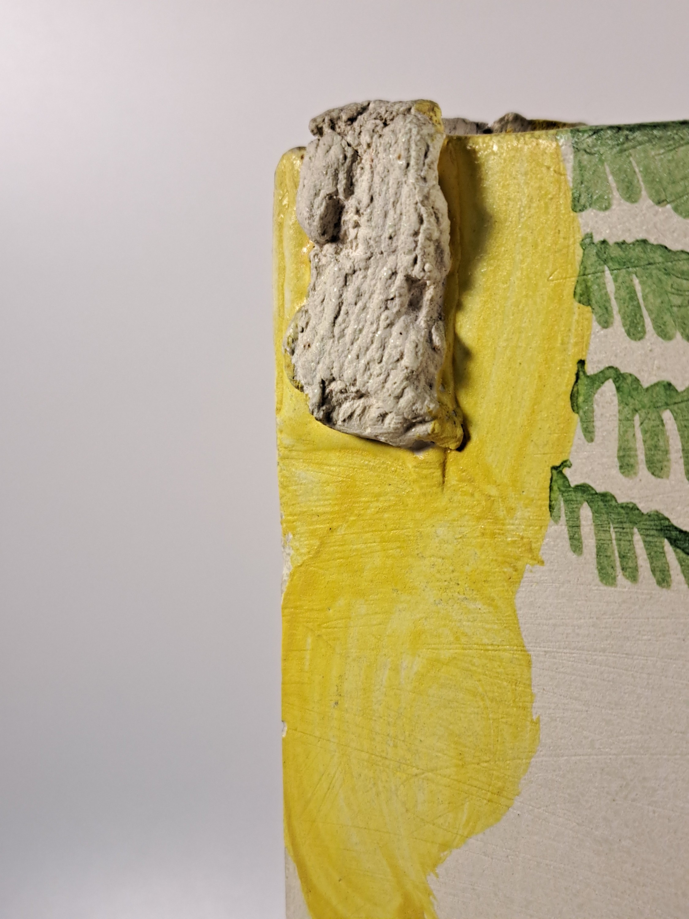 Detail l: Gilbert Portanier, 1926 Cannes-2023 Vallauris , weißer Ton, handbemalt und mit Ritzdekor versehen, gegenständliche Kompositionen, je signiert und ...