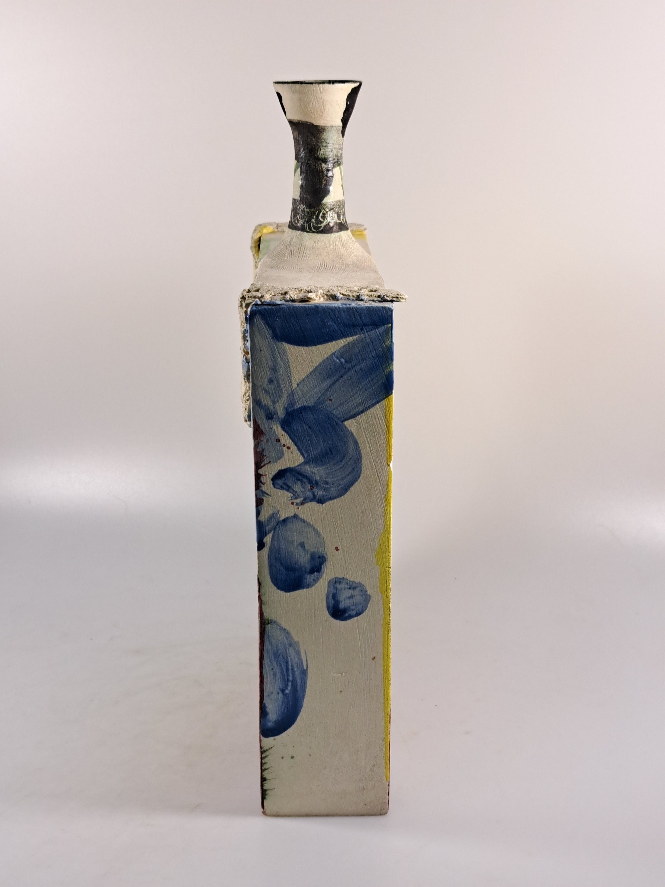 Detail m: Gilbert Portanier, 1926 Cannes-2023 Vallauris , weißer Ton, handbemalt und mit Ritzdekor versehen, gegenständliche Kompositionen, je signiert und ...