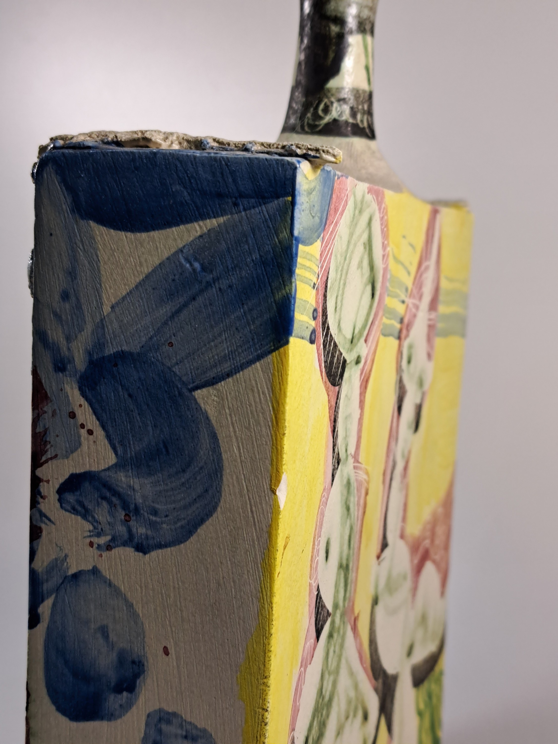 Detail n: Gilbert Portanier, 1926 Cannes-2023 Vallauris , weißer Ton, handbemalt und mit Ritzdekor versehen, gegenständliche Kompositionen, je signiert und ...