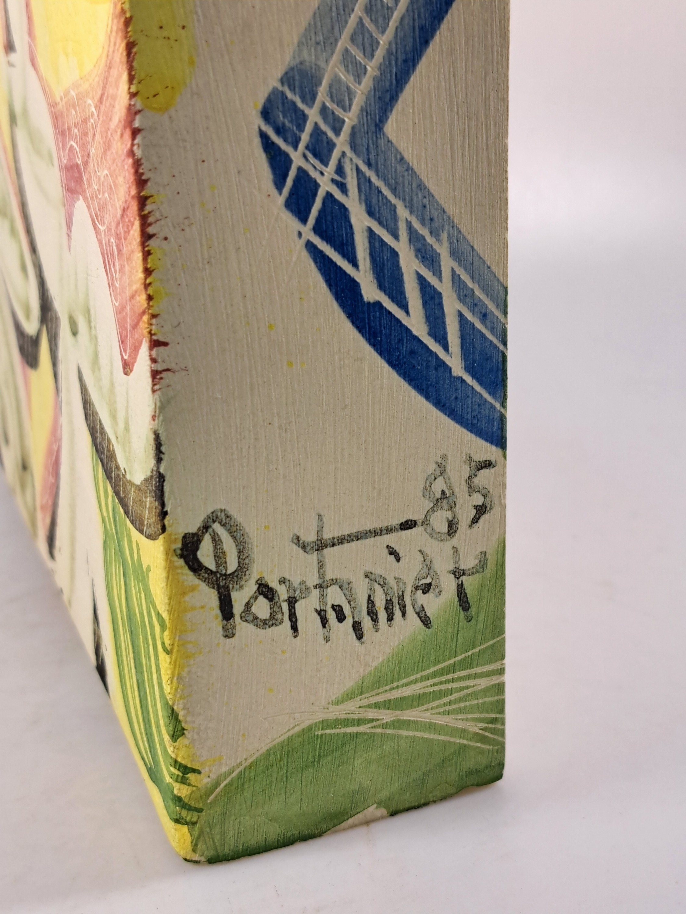 Detail q: Gilbert Portanier, 1926 Cannes-2023 Vallauris , weißer Ton, handbemalt und mit Ritzdekor versehen, gegenständliche Kompositionen, je signiert und ...
