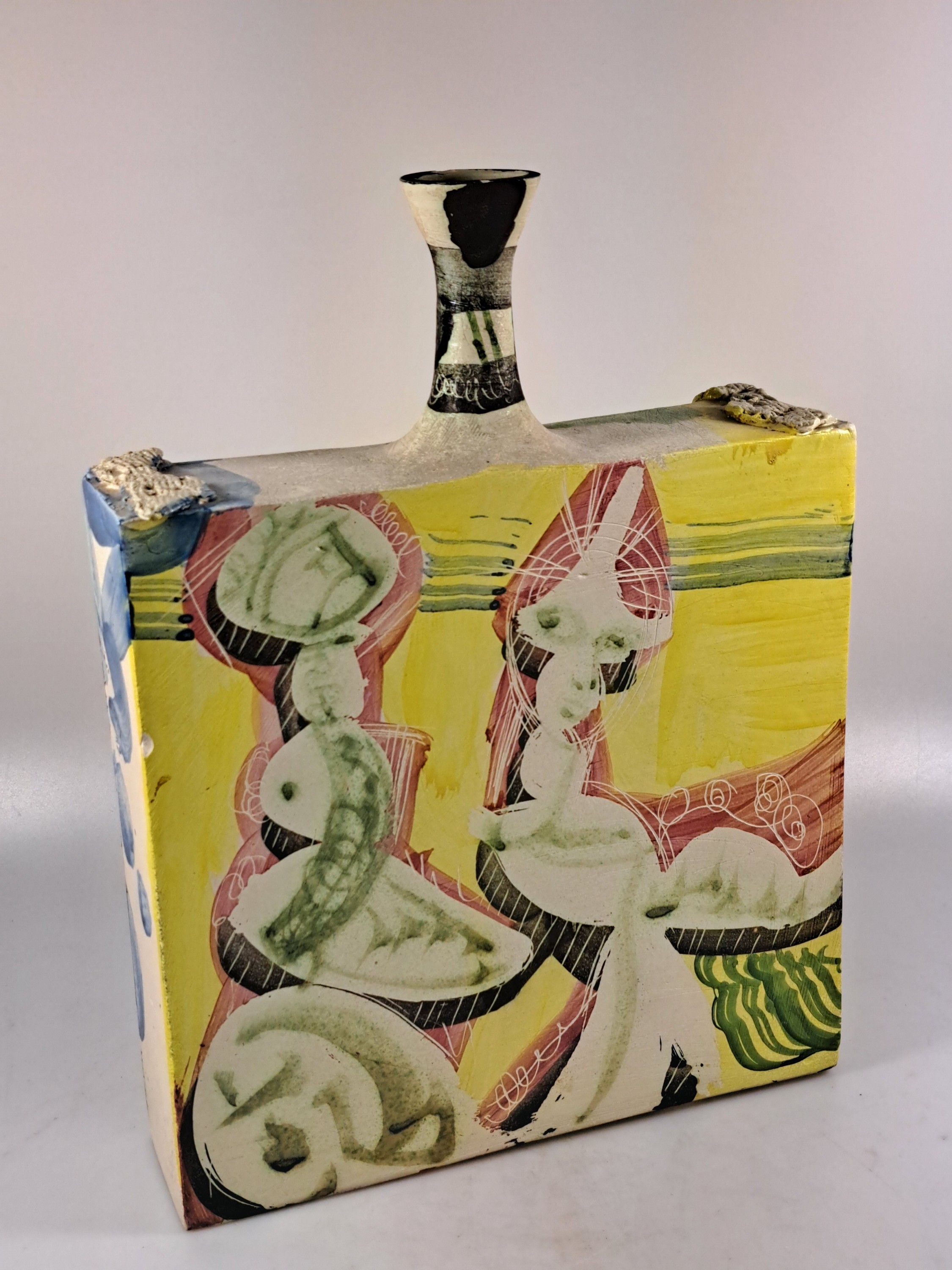 Detail r: Gilbert Portanier, 1926 Cannes-2023 Vallauris , weißer Ton, handbemalt und mit Ritzdekor versehen, gegenständliche Kompositionen, je signiert und ...