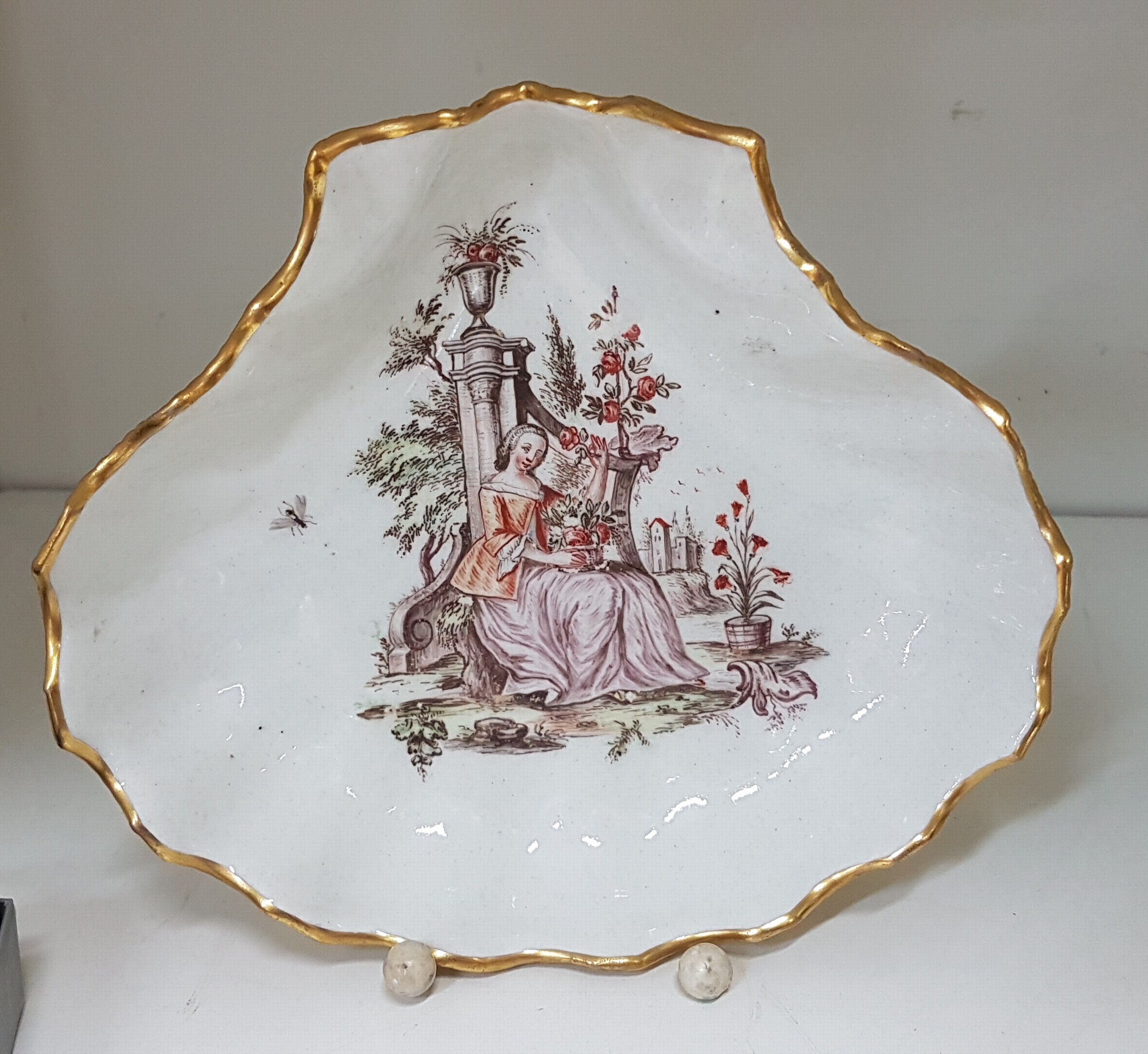 Detail a: Muschelschale, Meissen um 1750, Bemalung Werkstatt Franz Ferdinand Mayer-Preßnitz, rückseitig vergoldet, Spiegel Dame in stil. Parklandschaft mit ...