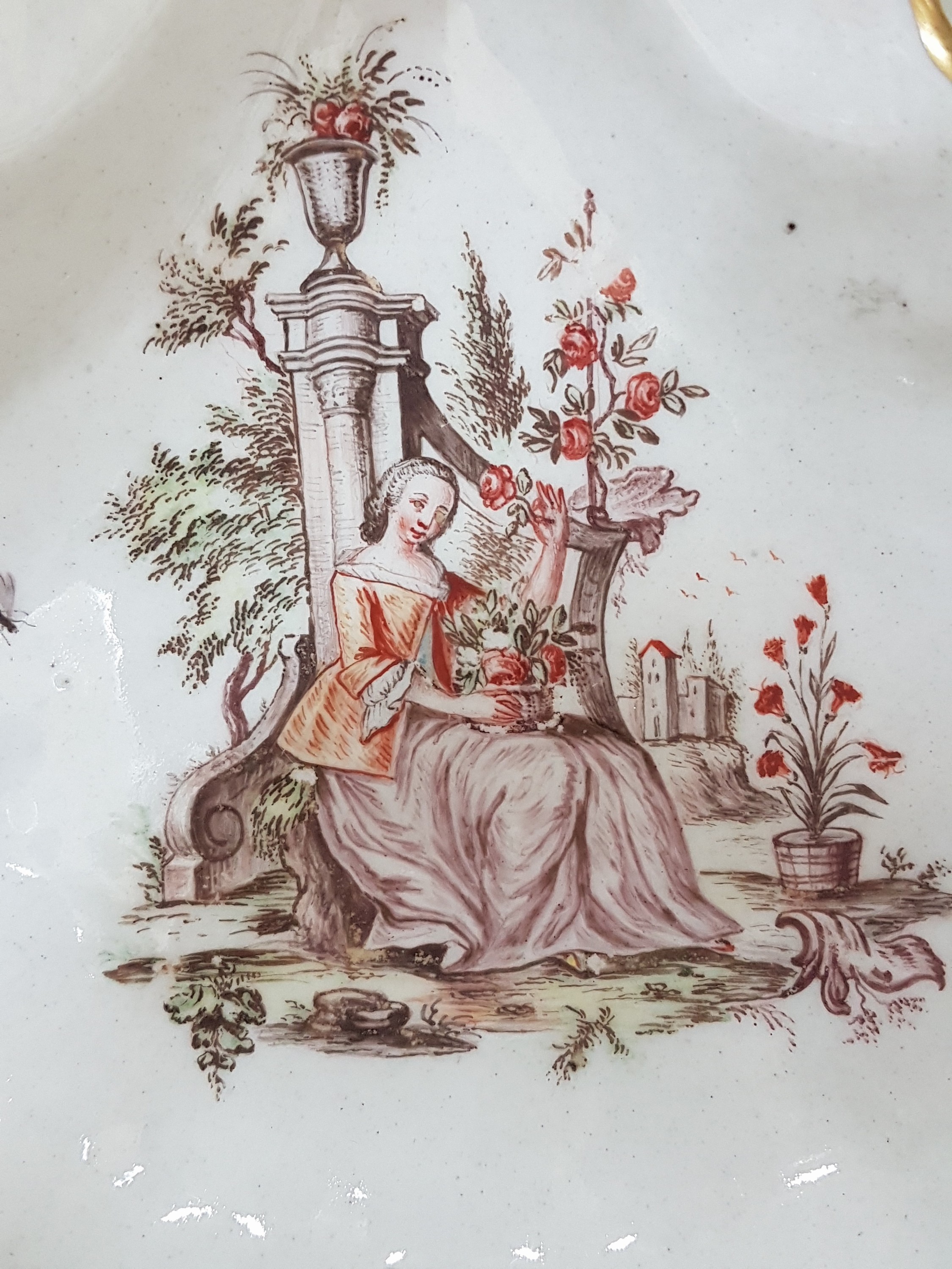 Detail b: Muschelschale, Meissen um 1750, Bemalung Werkstatt Franz Ferdinand Mayer-Preßnitz, rückseitig vergoldet, Spiegel Dame in stil. Parklandschaft mit ...