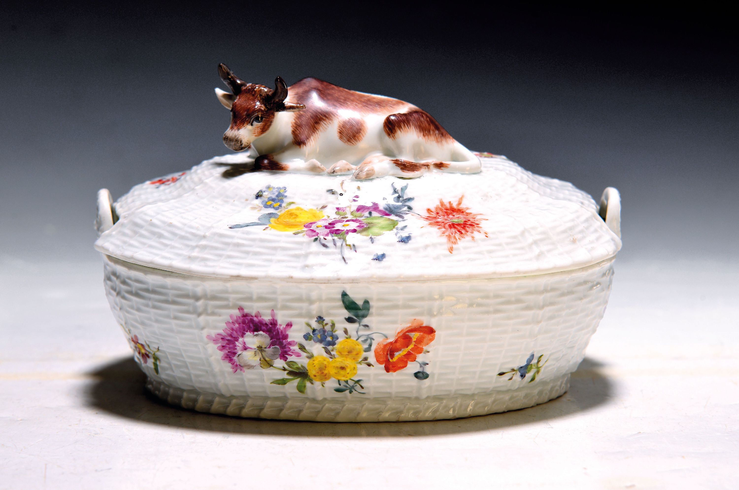 Image 26990463 - Frühe Butterdose mit Kuhbekrönung, Meissen, um 1750, Ozier, Korbrelief, Deckel mit ...