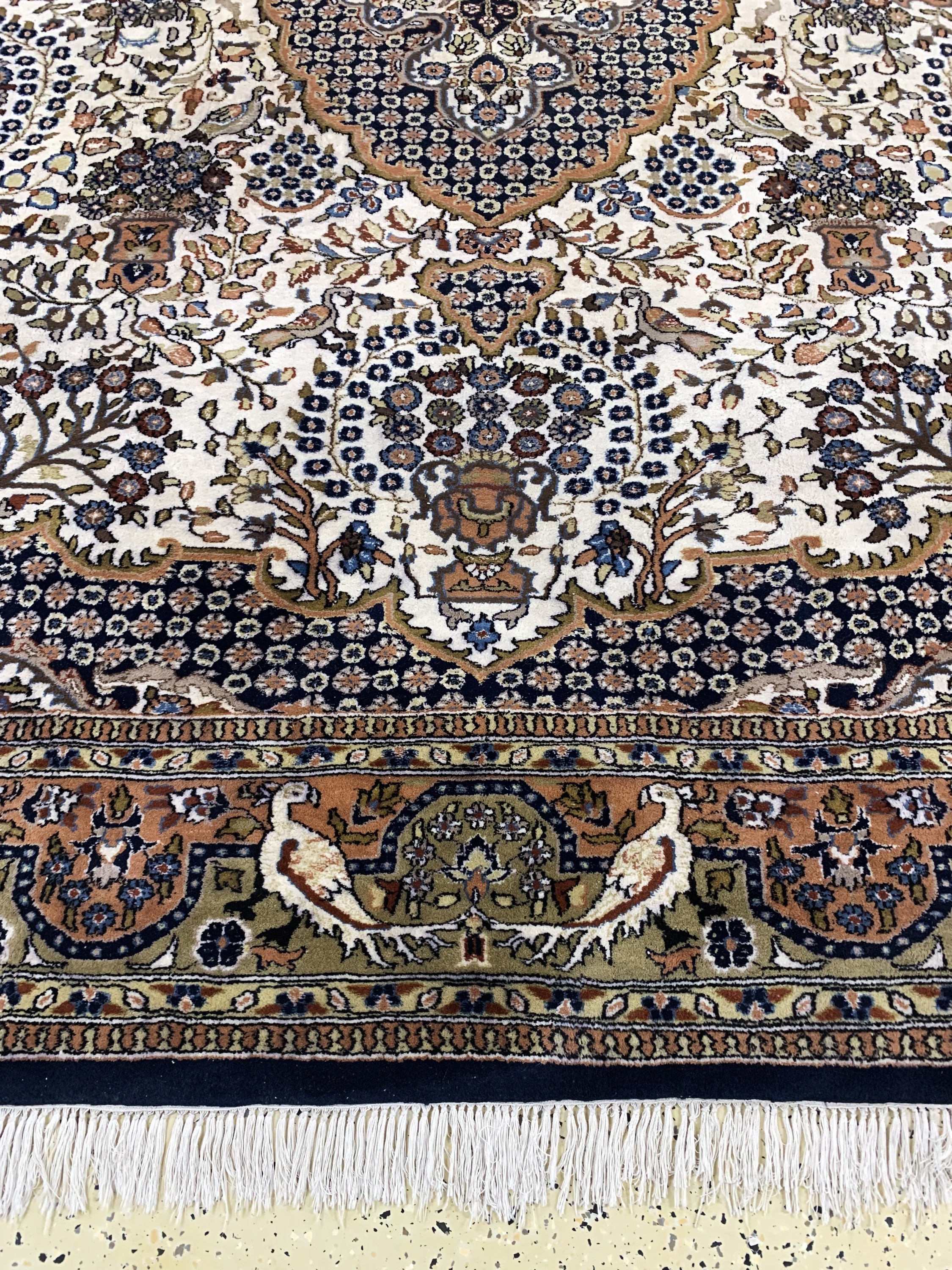 Detail b: Indo Sarogh, Indien, Ende 20.Jhd, Wolle aufBaumwolle, ca. 340 x 253 cm, EHZ: 2