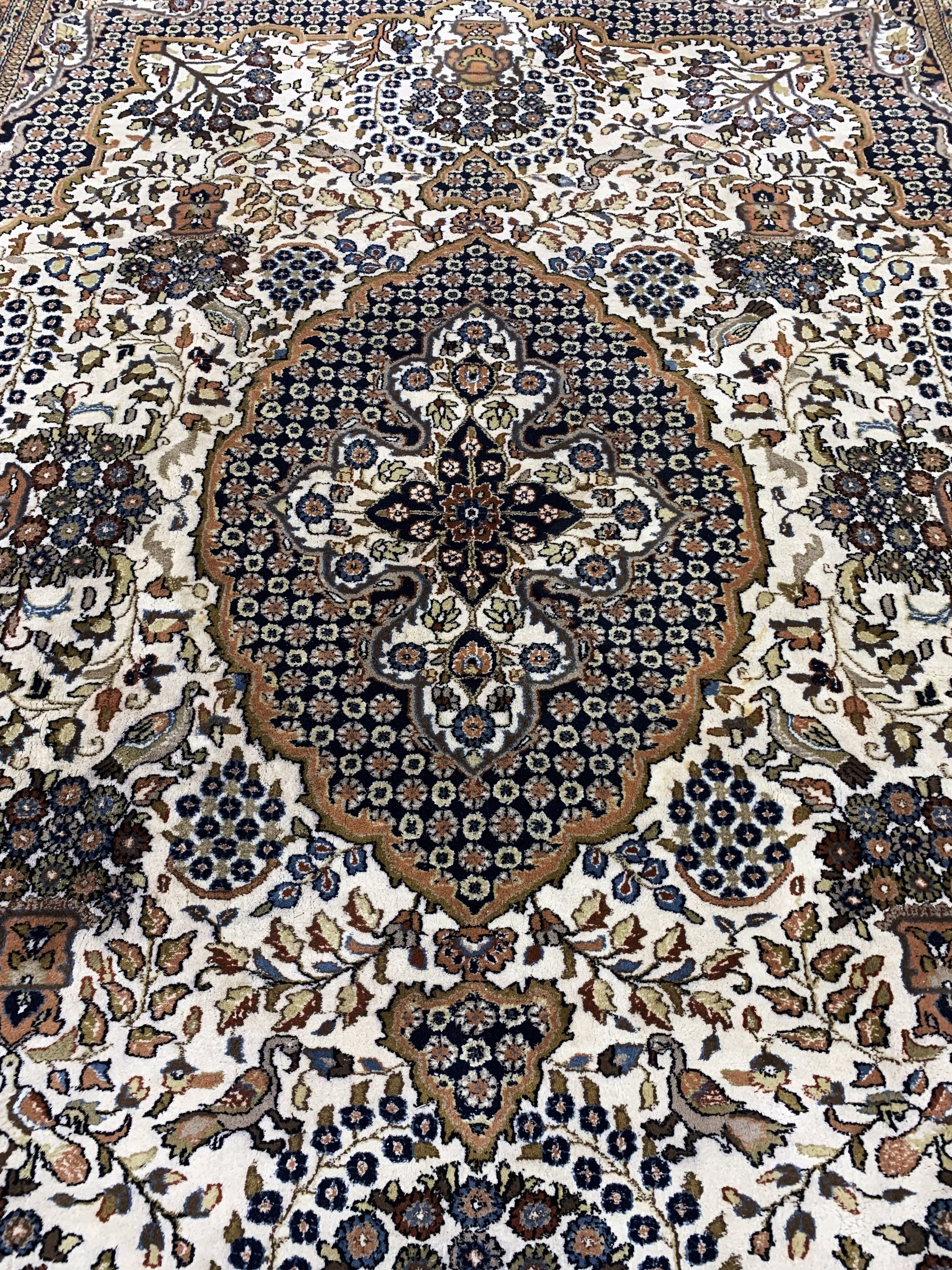 Detail d: Indo Sarogh, Indien, Ende 20.Jhd, Wolle aufBaumwolle, ca. 340 x 253 cm, EHZ: 2