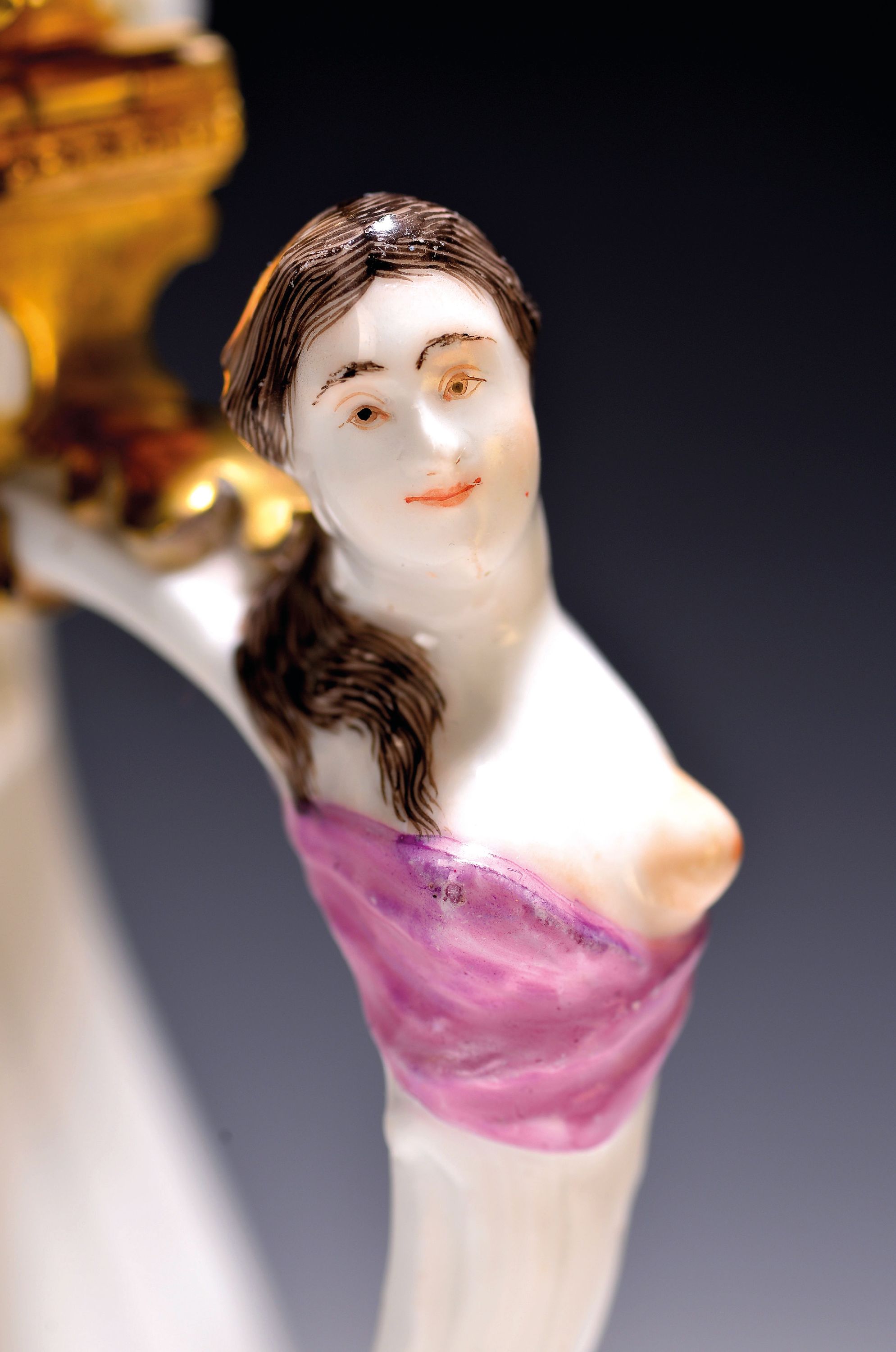 Detail a: Kanne/Krug, Meissen, um 1745, Entwurf J.J. Kaendler, Griff mit Frauenbüste dekoriert, Scharnierdeckel mit Vermeil-Montur, feine beidseitige ...