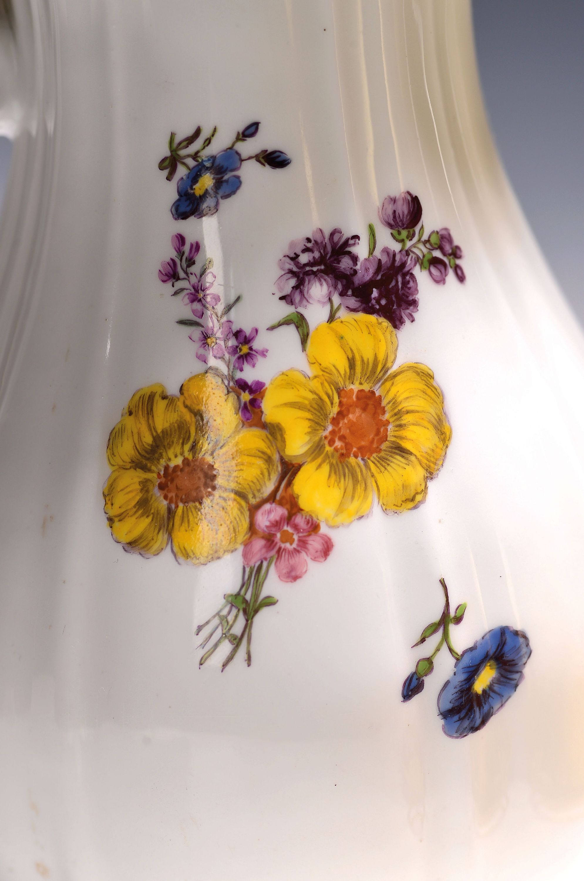 Detail c: Kanne/Krug, Meissen, um 1745, Entwurf J.J. Kaendler, Griff mit Frauenbüste dekoriert, Scharnierdeckel mit Vermeil-Montur, feine beidseitige ...