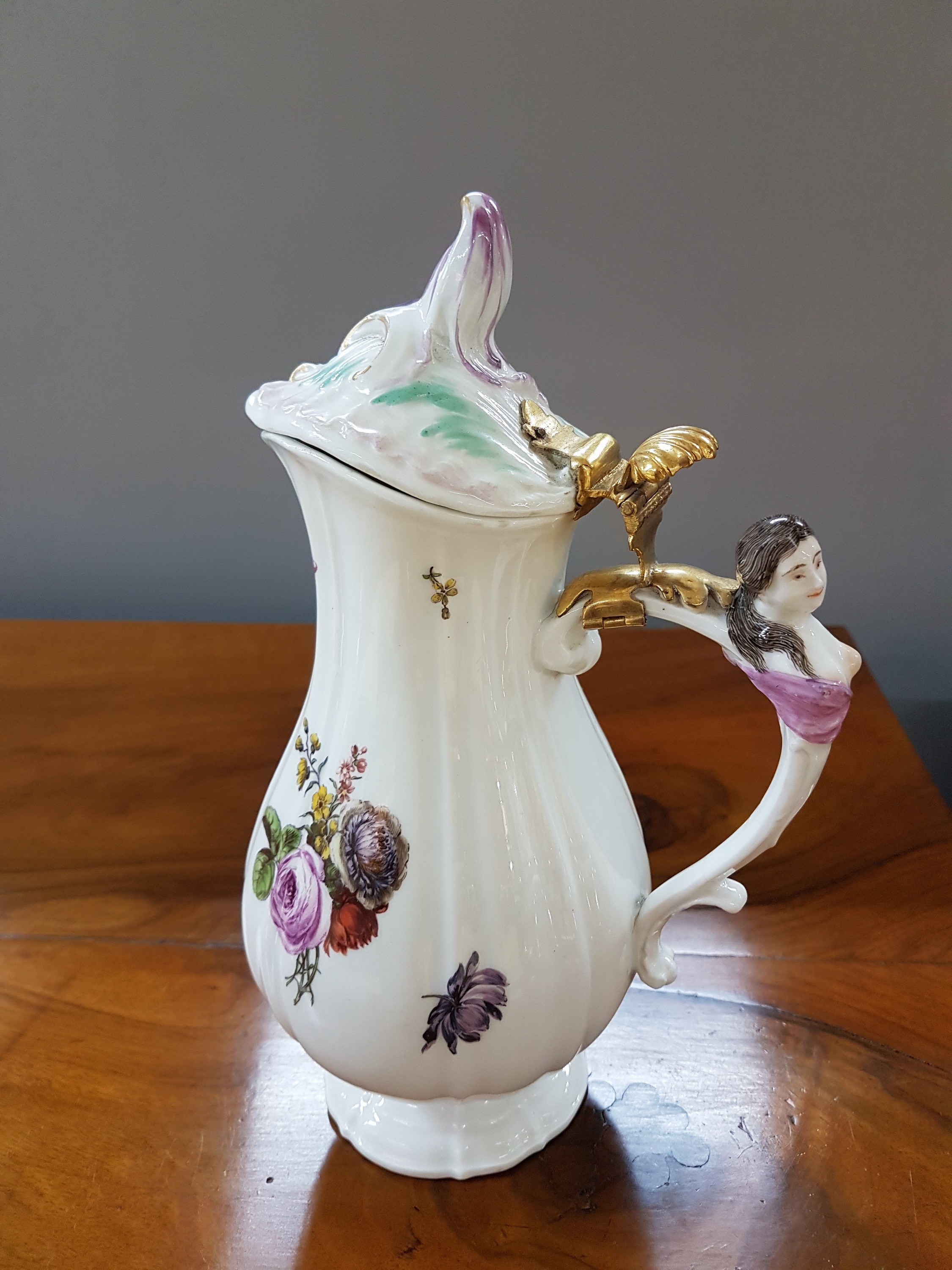 Detail f: Kanne/Krug, Meissen, um 1745, Entwurf J.J. Kaendler, Griff mit Frauenbüste dekoriert, Scharnierdeckel mit Vermeil-Montur, feine beidseitige ...