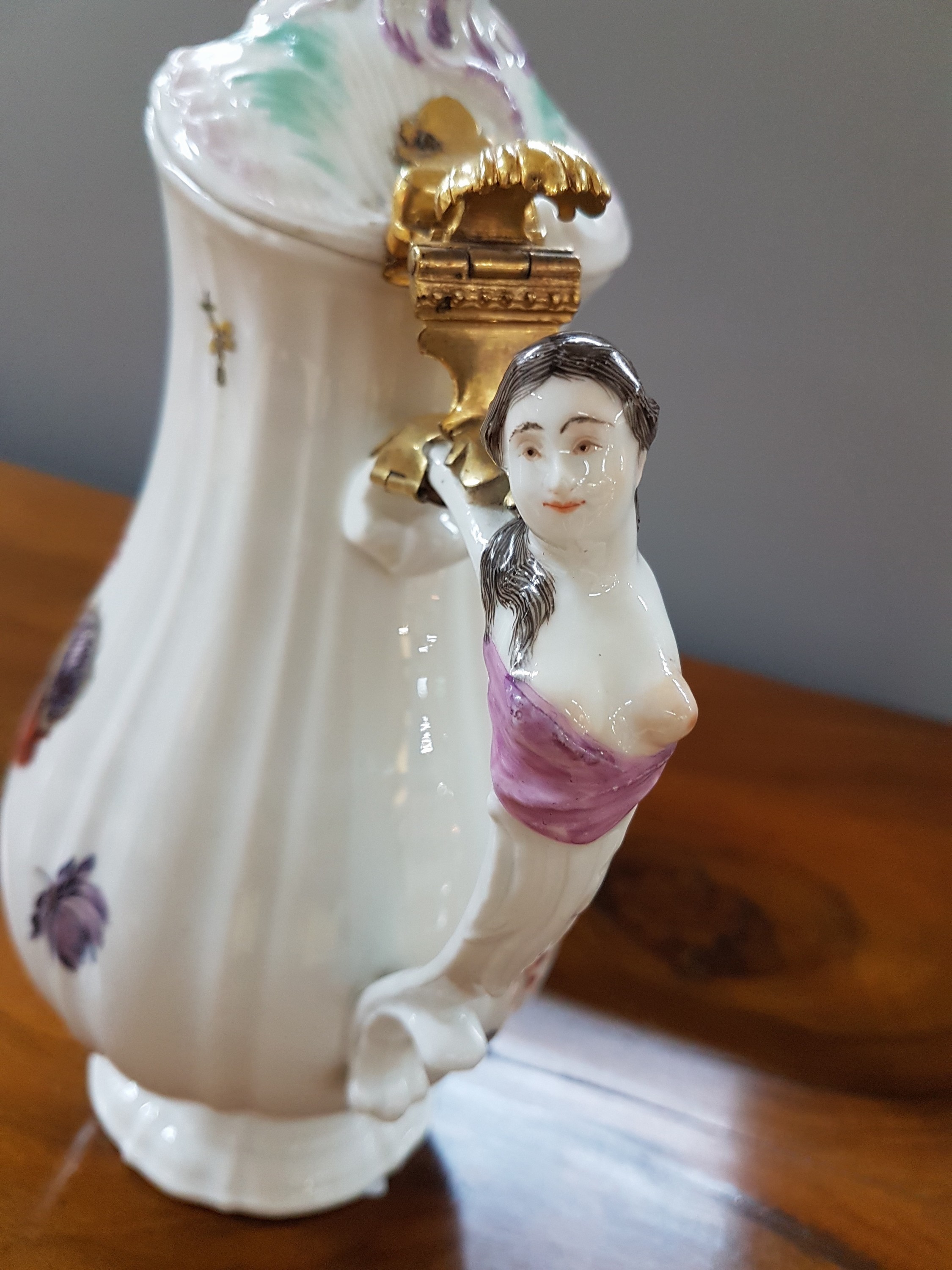 Detail j: Kanne/Krug, Meissen, um 1745, Entwurf J.J. Kaendler, Griff mit Frauenbüste dekoriert, Scharnierdeckel mit Vermeil-Montur, feine beidseitige ...
