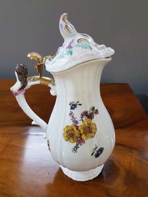 26990467d - Kanne/Krug, Meissen, um 1745, Entwurf J.J. Kaendler, Griff mit Frauenbüste dekoriert, ...