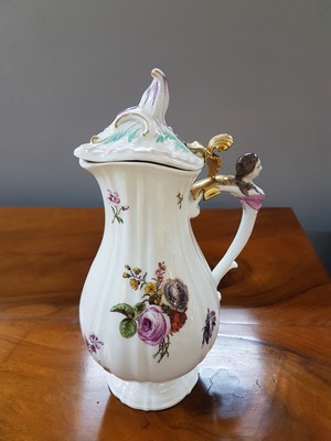 26990467g - Kanne/Krug, Meissen, um 1745, Entwurf J.J. Kaendler, Griff mit Frauenbüste dekoriert, ...