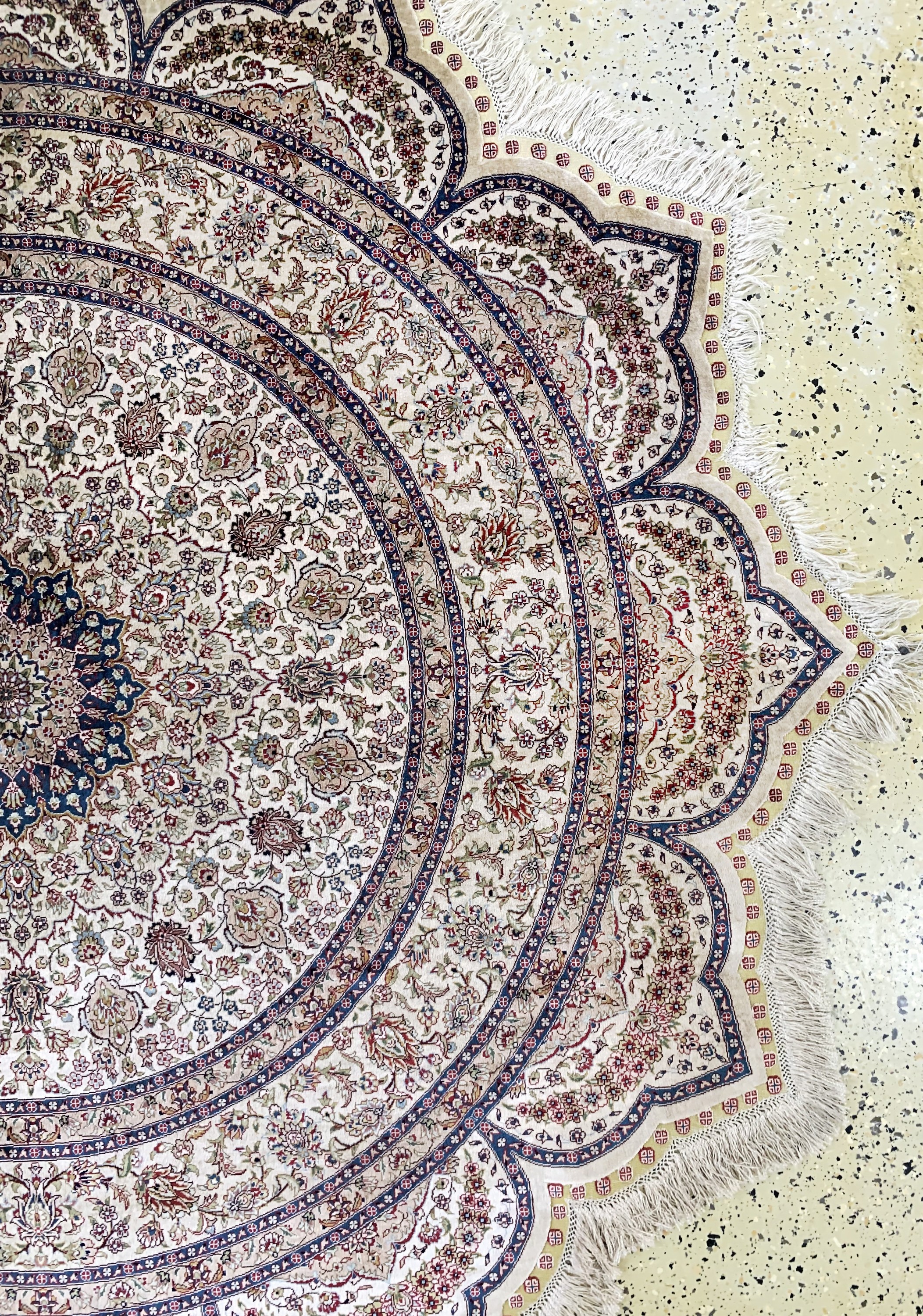 Detail a: Hereke Seide fein, China, Ende 20.Jhd, reine Naturseide, durchmesser: ca. 185 cm, EHZ: 1-2
