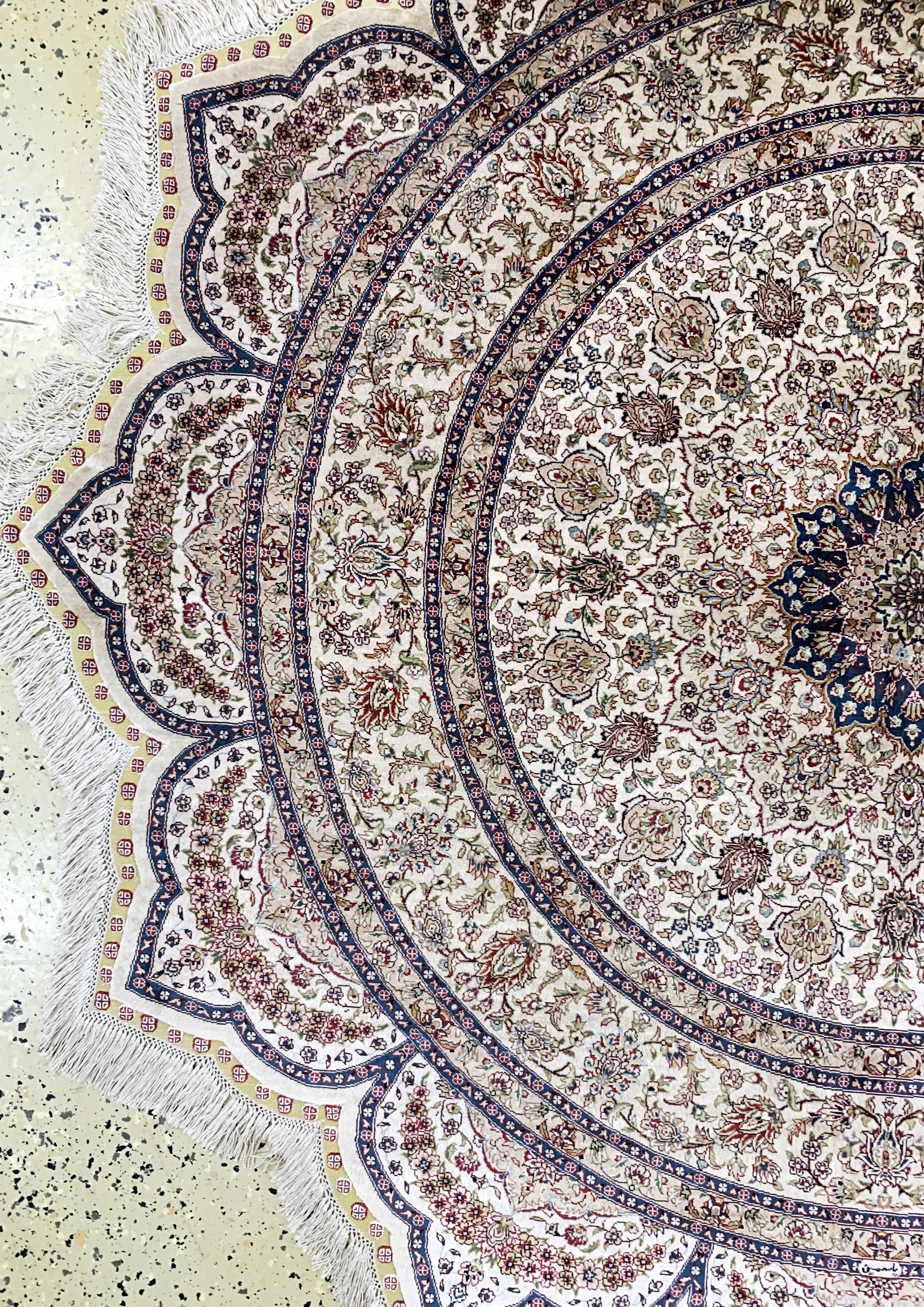 Detail b: Hereke Seide fein, China, Ende 20.Jhd, reine Naturseide, durchmesser: ca. 185 cm, EHZ: 1-2