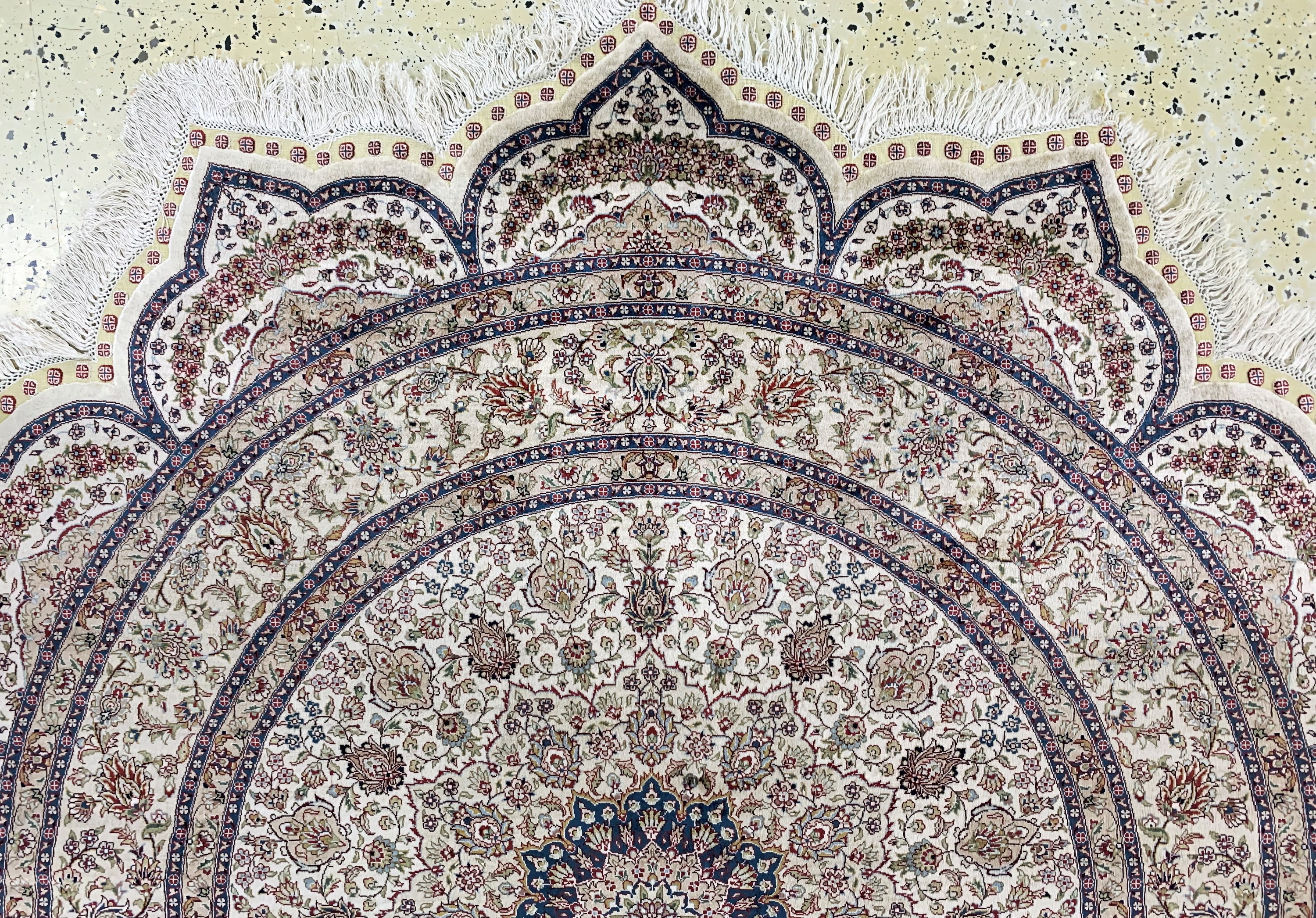 Detail c: Hereke Seide fein, China, Ende 20.Jhd, reine Naturseide, durchmesser: ca. 185 cm, EHZ: 1-2