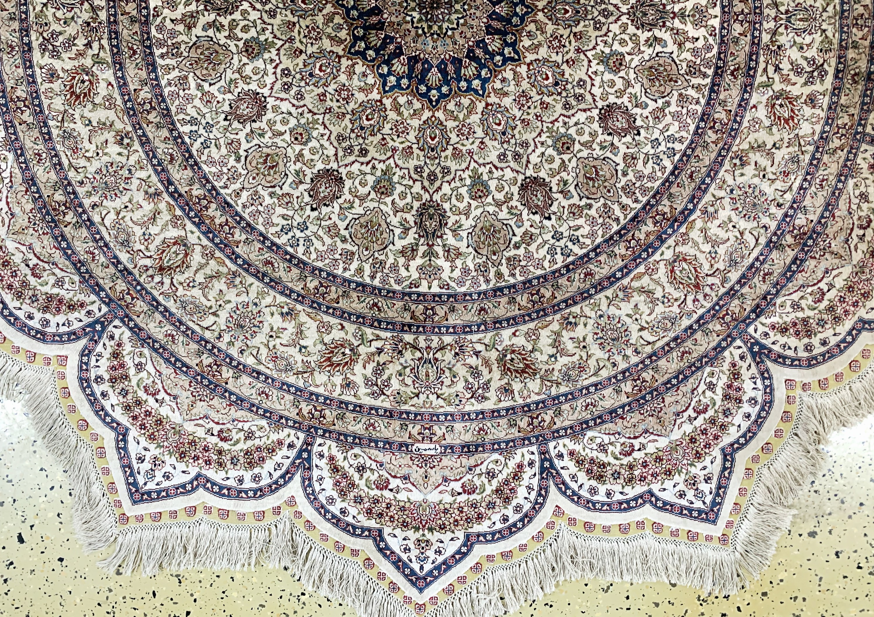 Detail d: Hereke Seide fein, China, Ende 20.Jhd, reine Naturseide, durchmesser: ca. 185 cm, EHZ: 1-2