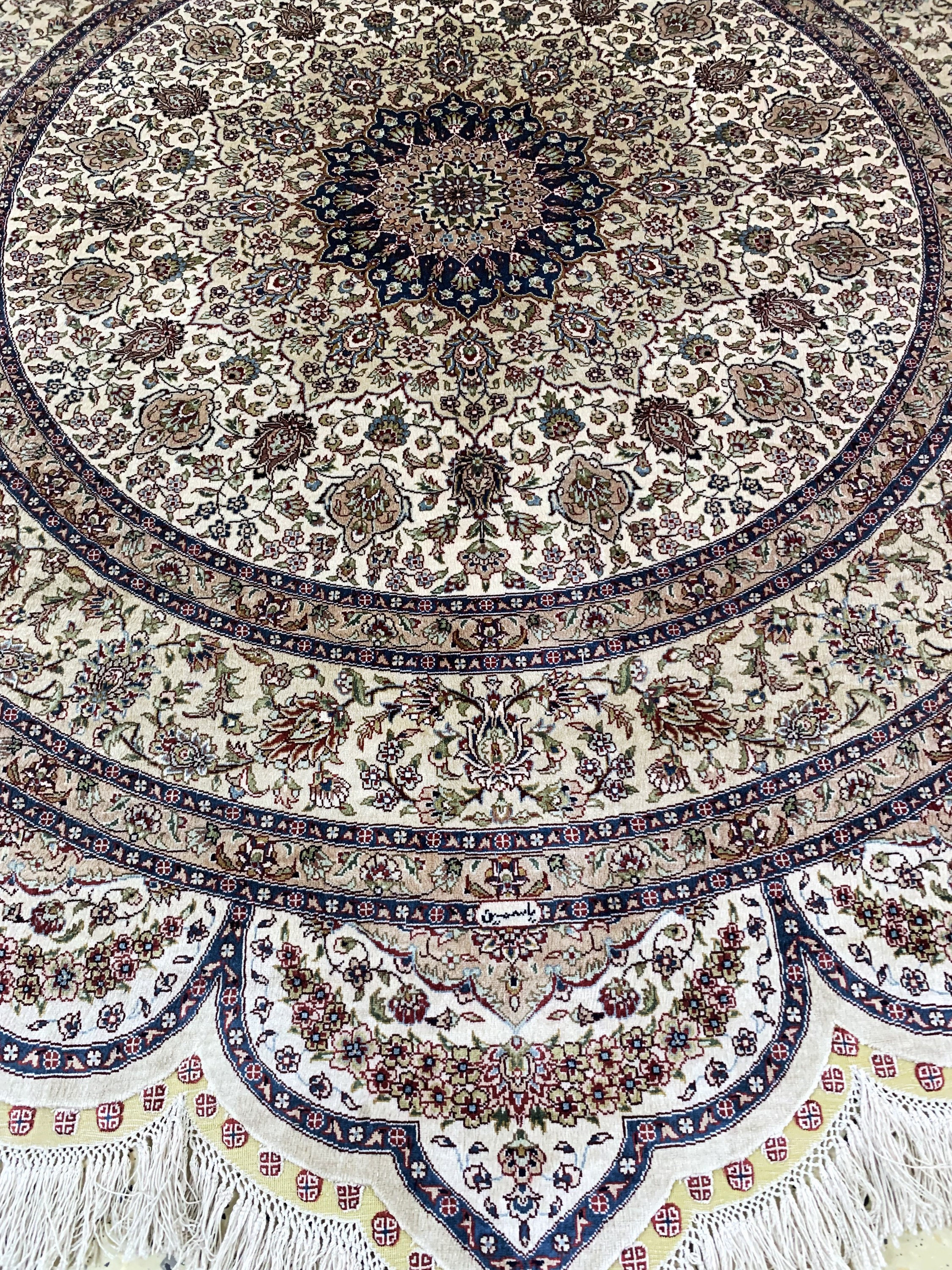 Detail e: Hereke Seide fein, China, Ende 20.Jhd, reine Naturseide, durchmesser: ca. 185 cm, EHZ: 1-2