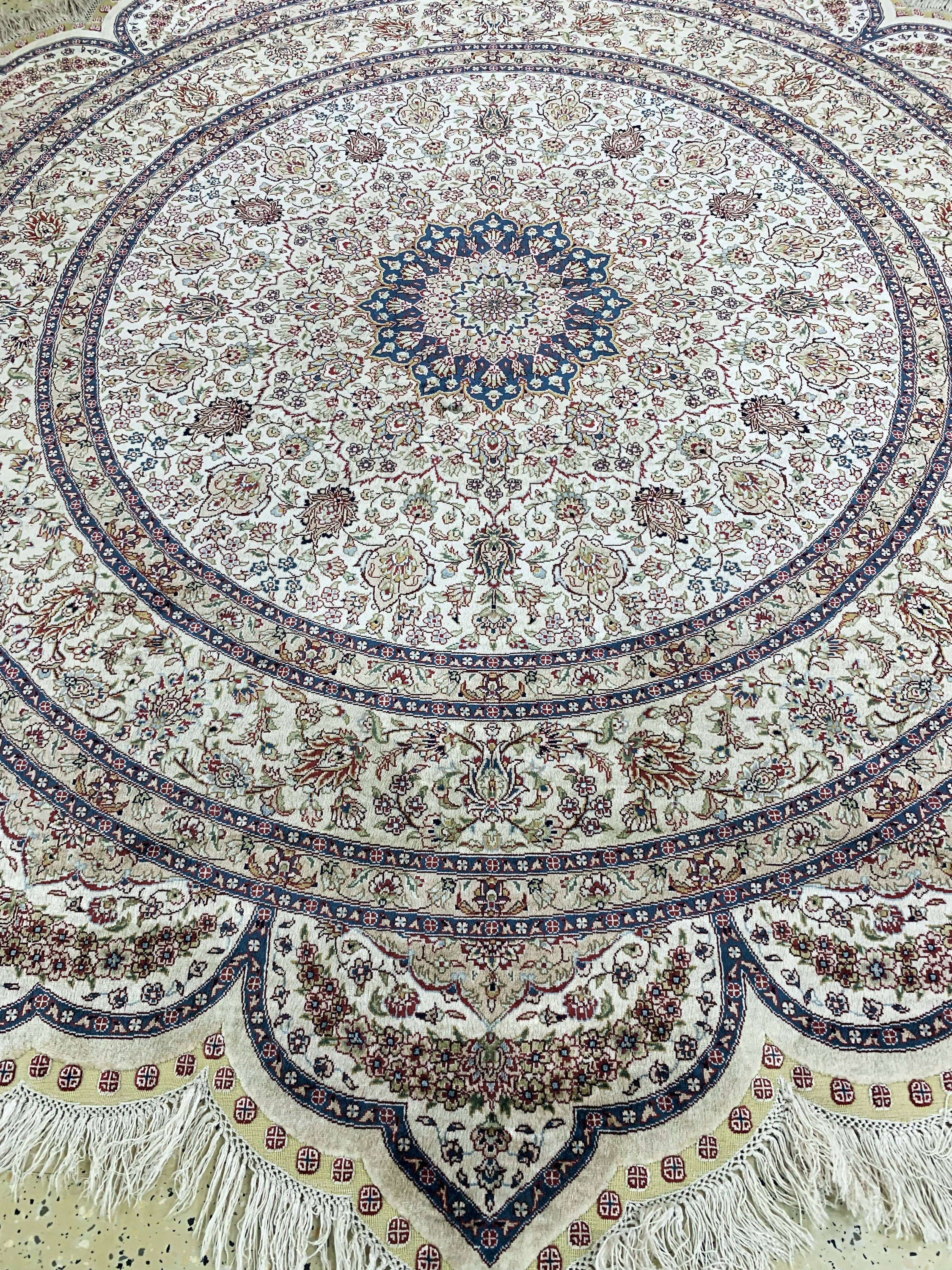 Detail f: Hereke Seide fein, China, Ende 20.Jhd, reine Naturseide, durchmesser: ca. 185 cm, EHZ: 1-2
