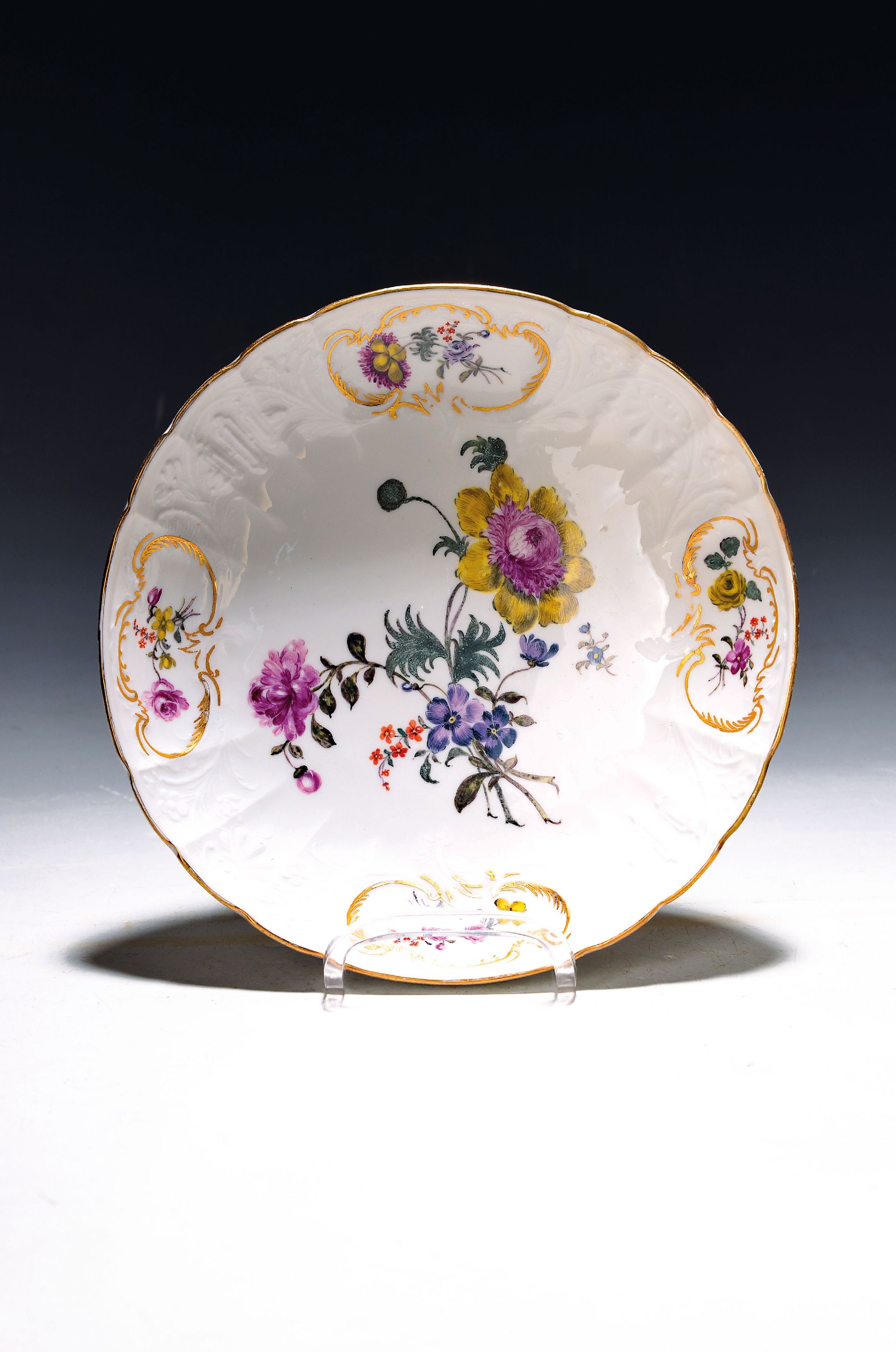 Image 26990505 - Runde Schale, Meissen, um 1745/50, Dulong, in vier vergoldeten Kartuschen Blumen, mittig ...