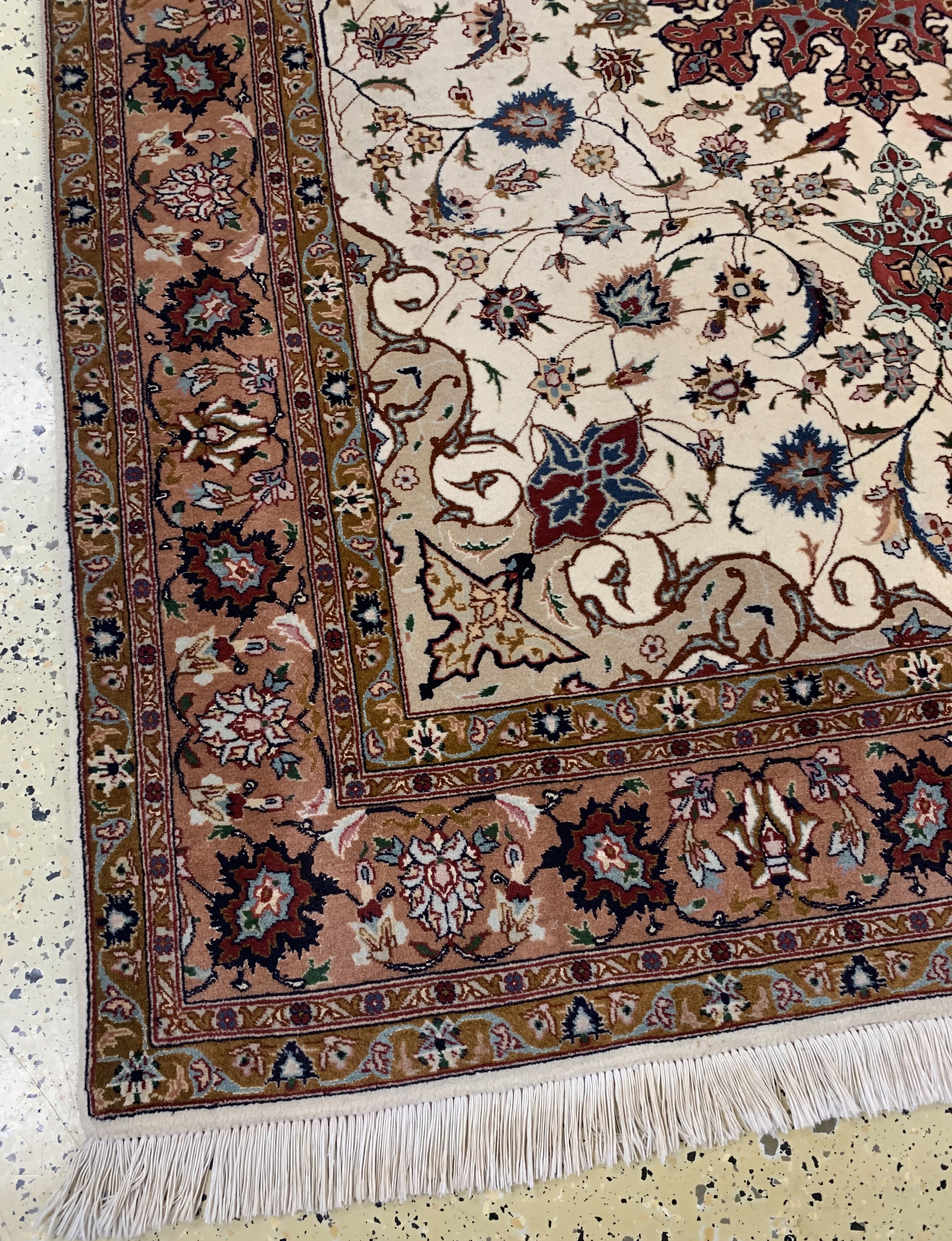 Detail b: Täbriz fein(50 Raj), Persien, Ende 20.Jhd, Korkwolle mit Seide, ca. 204 x 157 cm, ca. 500.000 Kn/qm, Reinigungsbedürftig, EHZ: 2