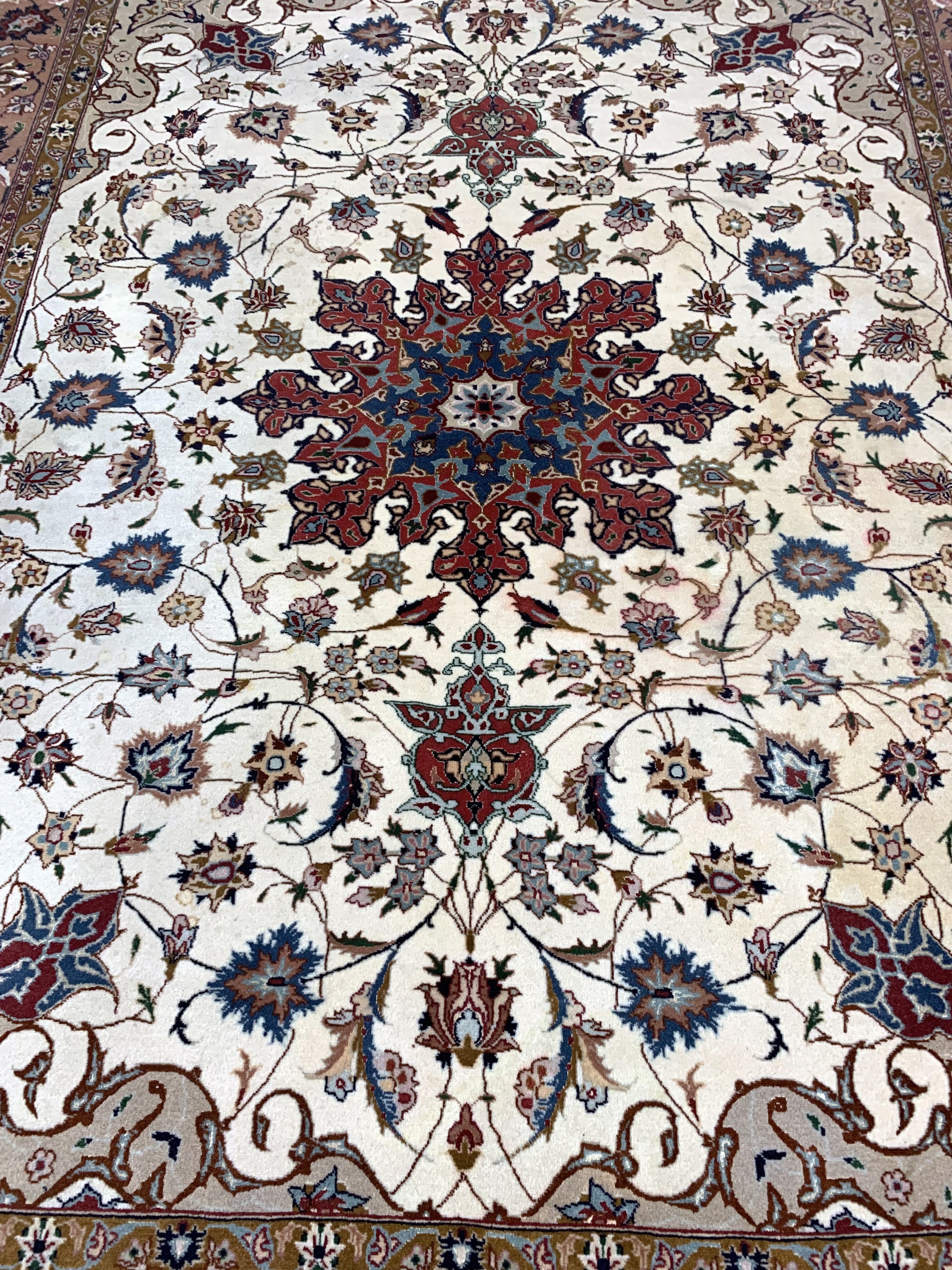 Detail c: Täbriz fein(50 Raj), Persien, Ende 20.Jhd, Korkwolle mit Seide, ca. 204 x 157 cm, ca. 500.000 Kn/qm, Reinigungsbedürftig, EHZ: 2