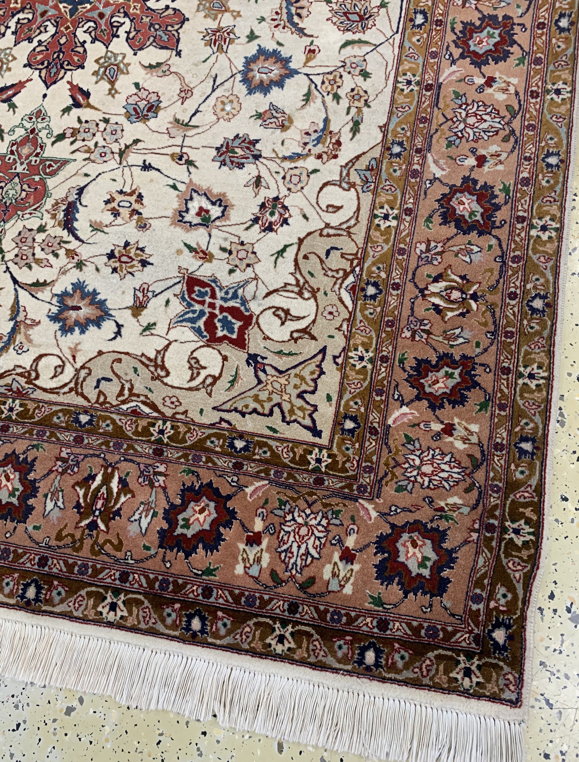 Detail d: Täbriz fein(50 Raj), Persien, Ende 20.Jhd, Korkwolle mit Seide, ca. 204 x 157 cm, ca. 500.000 Kn/qm, Reinigungsbedürftig, EHZ: 2