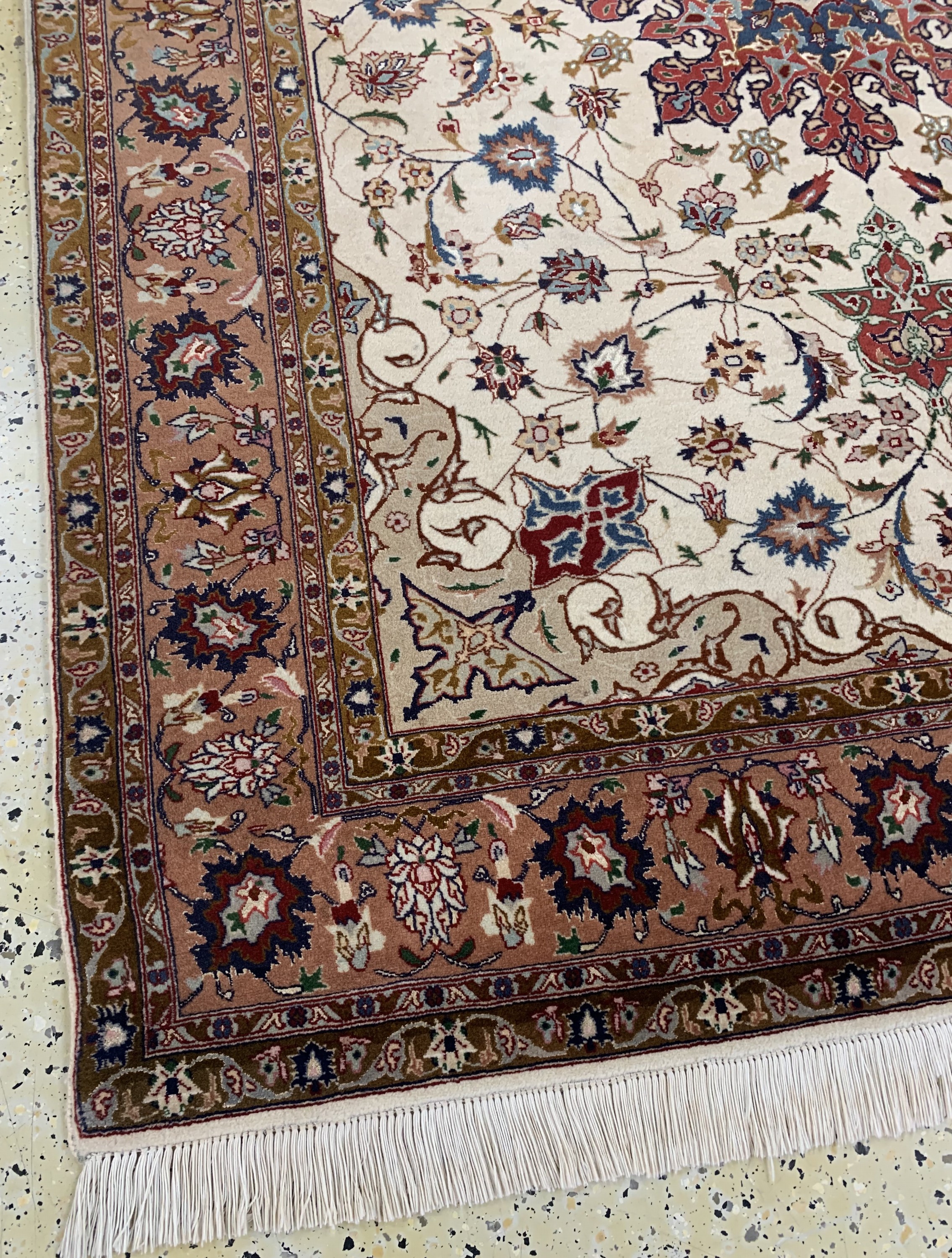 Detail e: Täbriz fein(50 Raj), Persien, Ende 20.Jhd, Korkwolle mit Seide, ca. 204 x 157 cm, ca. 500.000 Kn/qm, Reinigungsbedürftig, EHZ: 2
