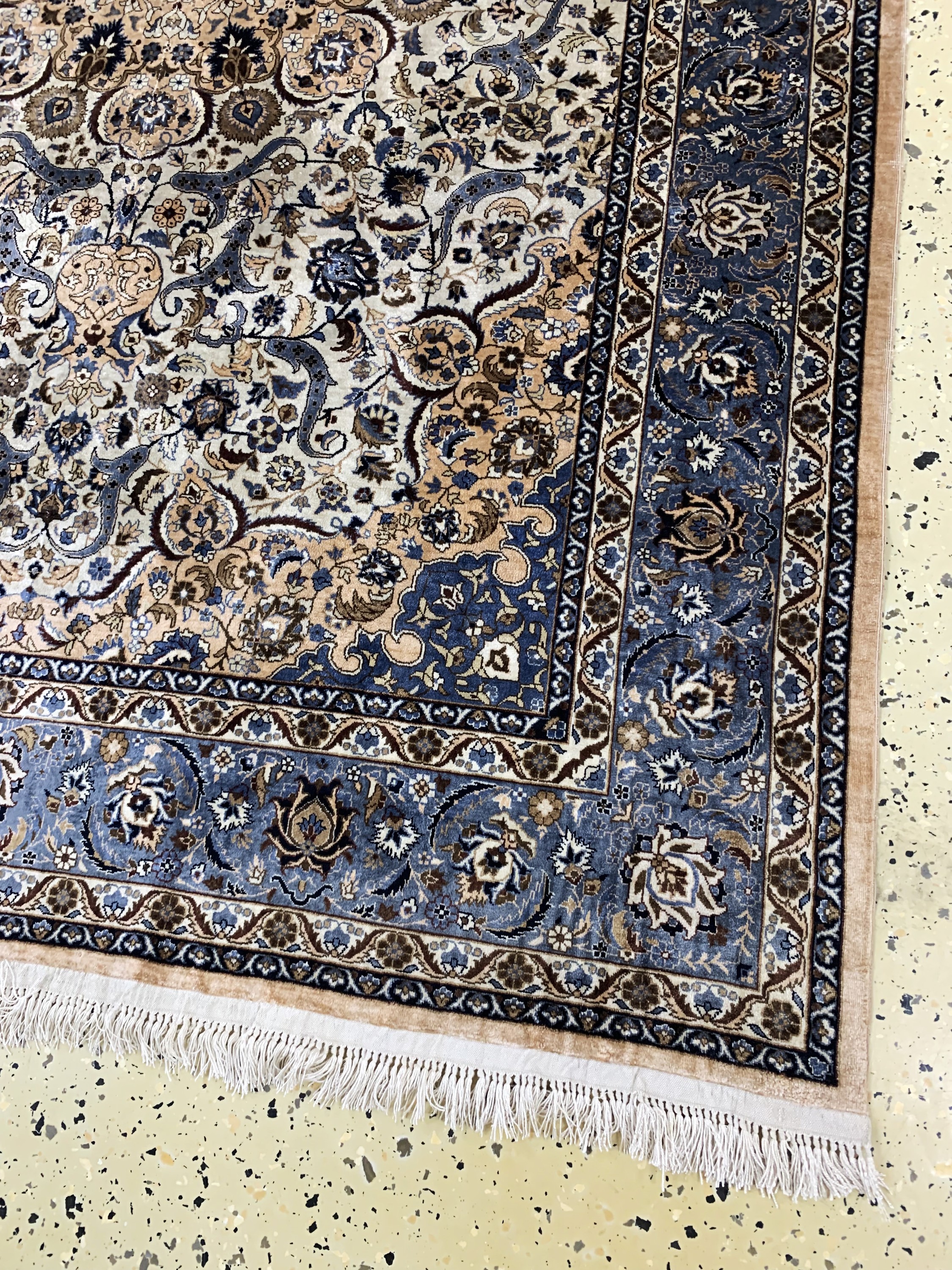 Detail b: Seiden Keschan, China, Mitte 20.Jhd, reine Naturseide, ca. 183 x 122 cm, EHZ: 2