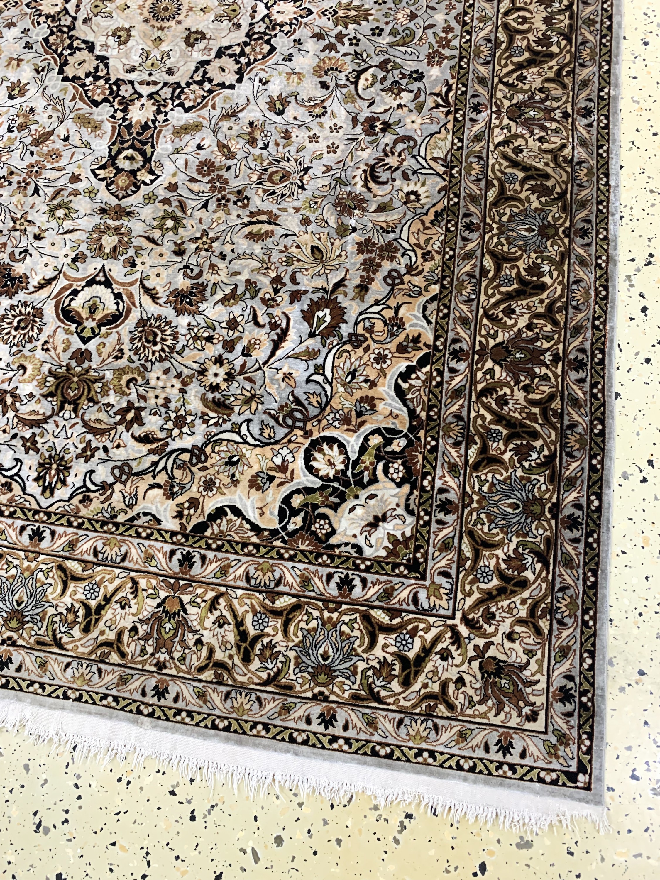 Detail b: Seiden Keschan, China, Mitte 20.Jhd, reine Naturseide, ca. 184 x 124 cm, EHZ: 2