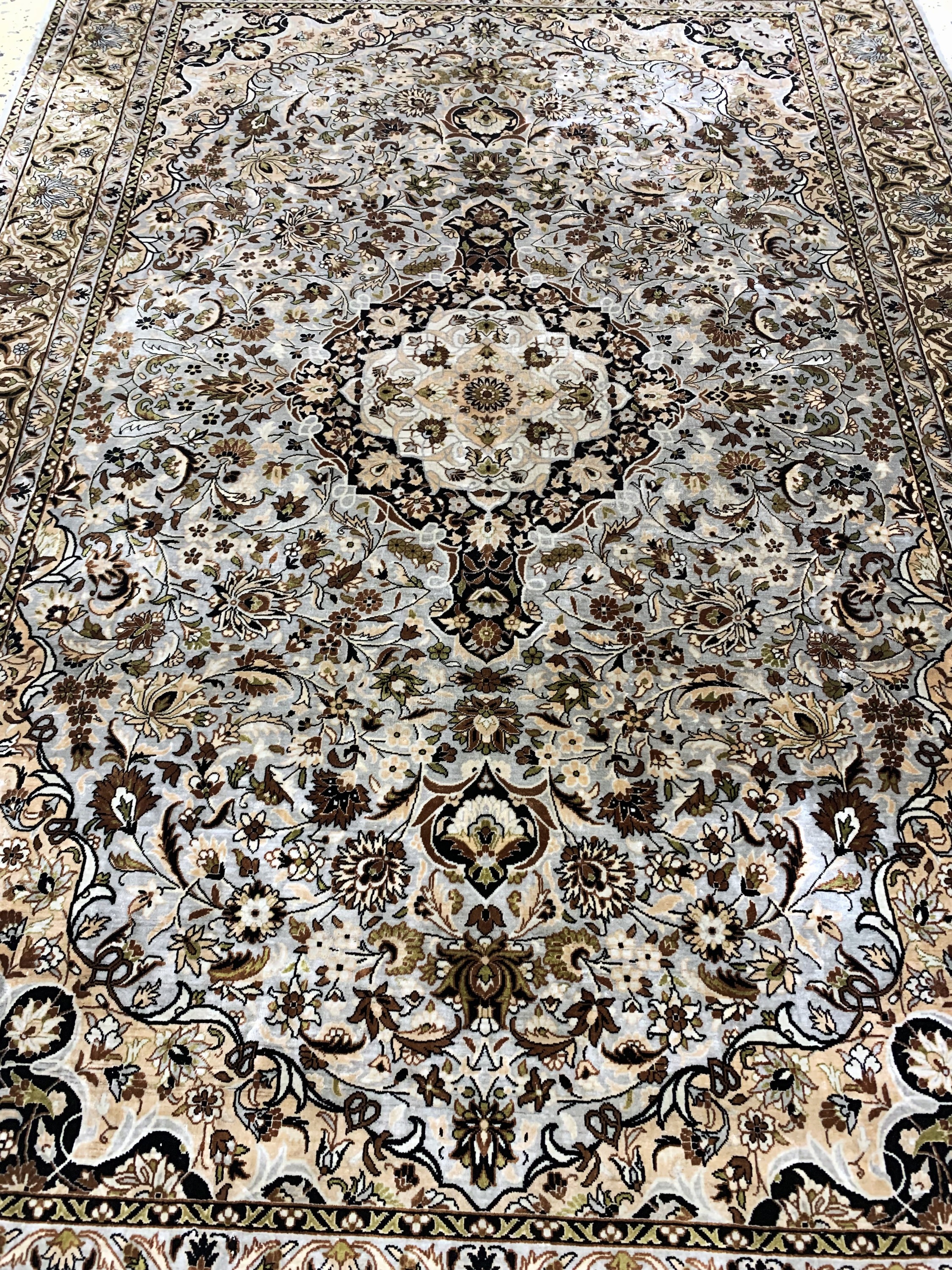 Detail d: Seiden Keschan, China, Mitte 20.Jhd, reine Naturseide, ca. 184 x 124 cm, EHZ: 2