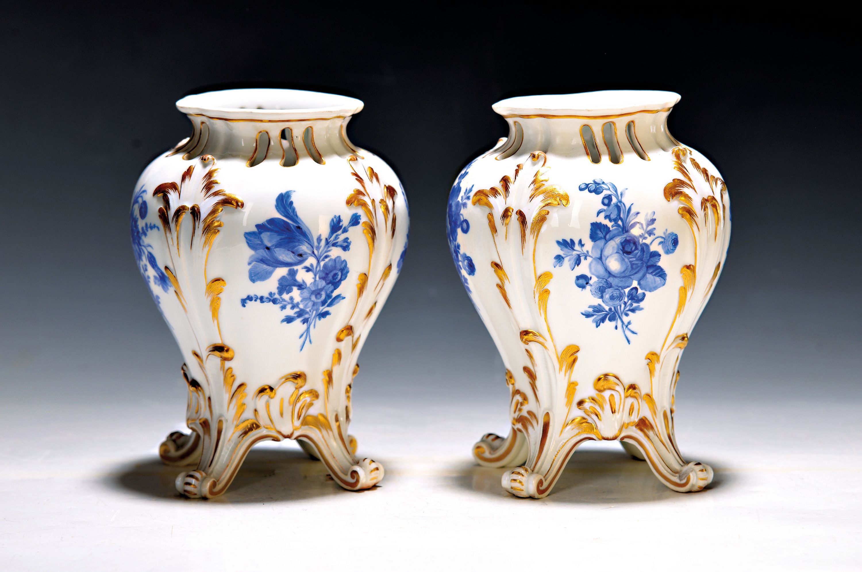 Image 26990542 - Paar Rokoko-Vasen, Meissen, um 1774-1814, Porzellan, auf vier Füssen stehend, sog. ...
