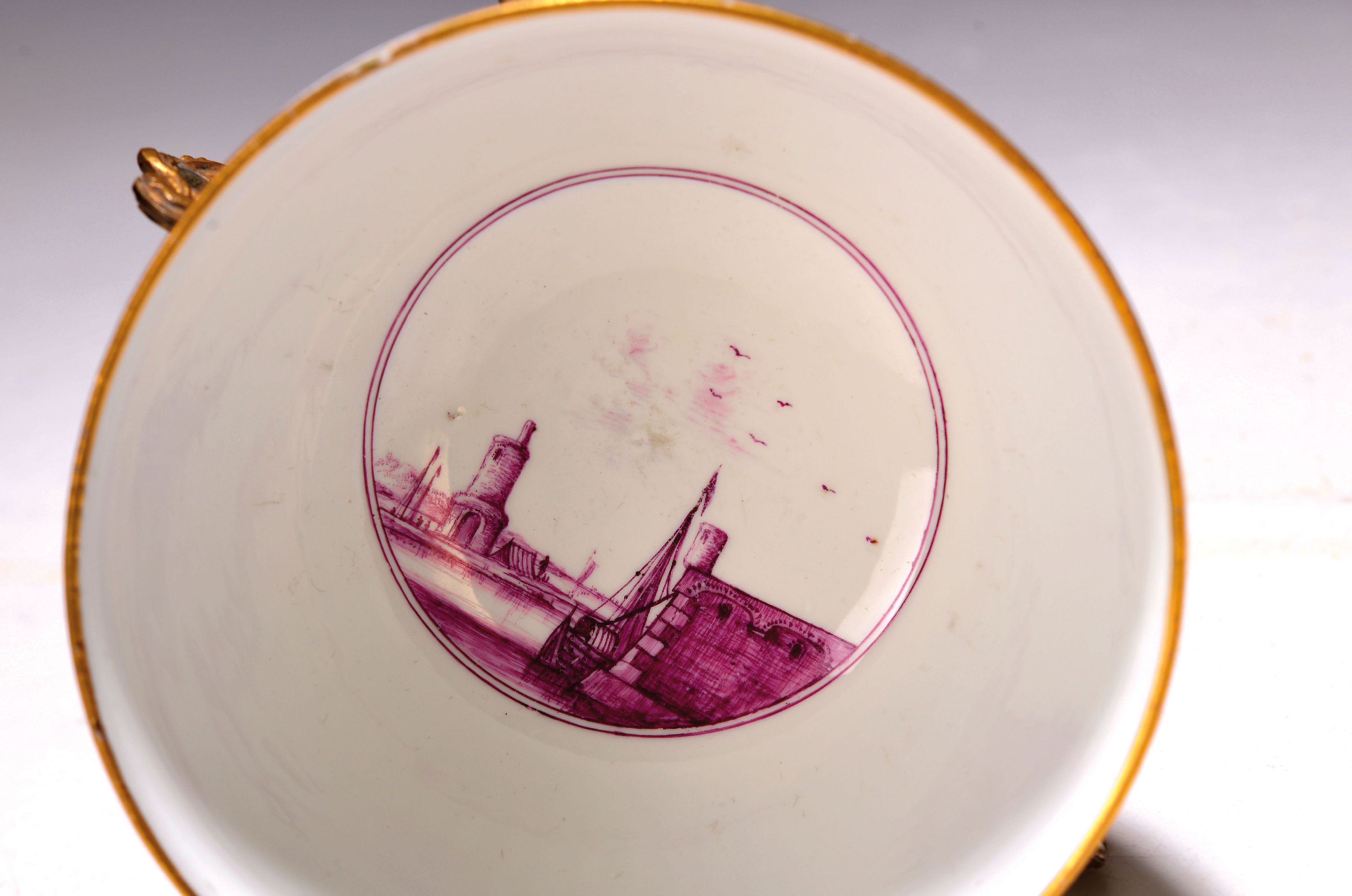 Detail a: Prunkschale/Kumme mit Bronzemontur, Meissen, um 1745/50, feine monochrome Purpurmalerei, umlaufende Landschaft mit ziehenden Hirten zu Pferd mit ...