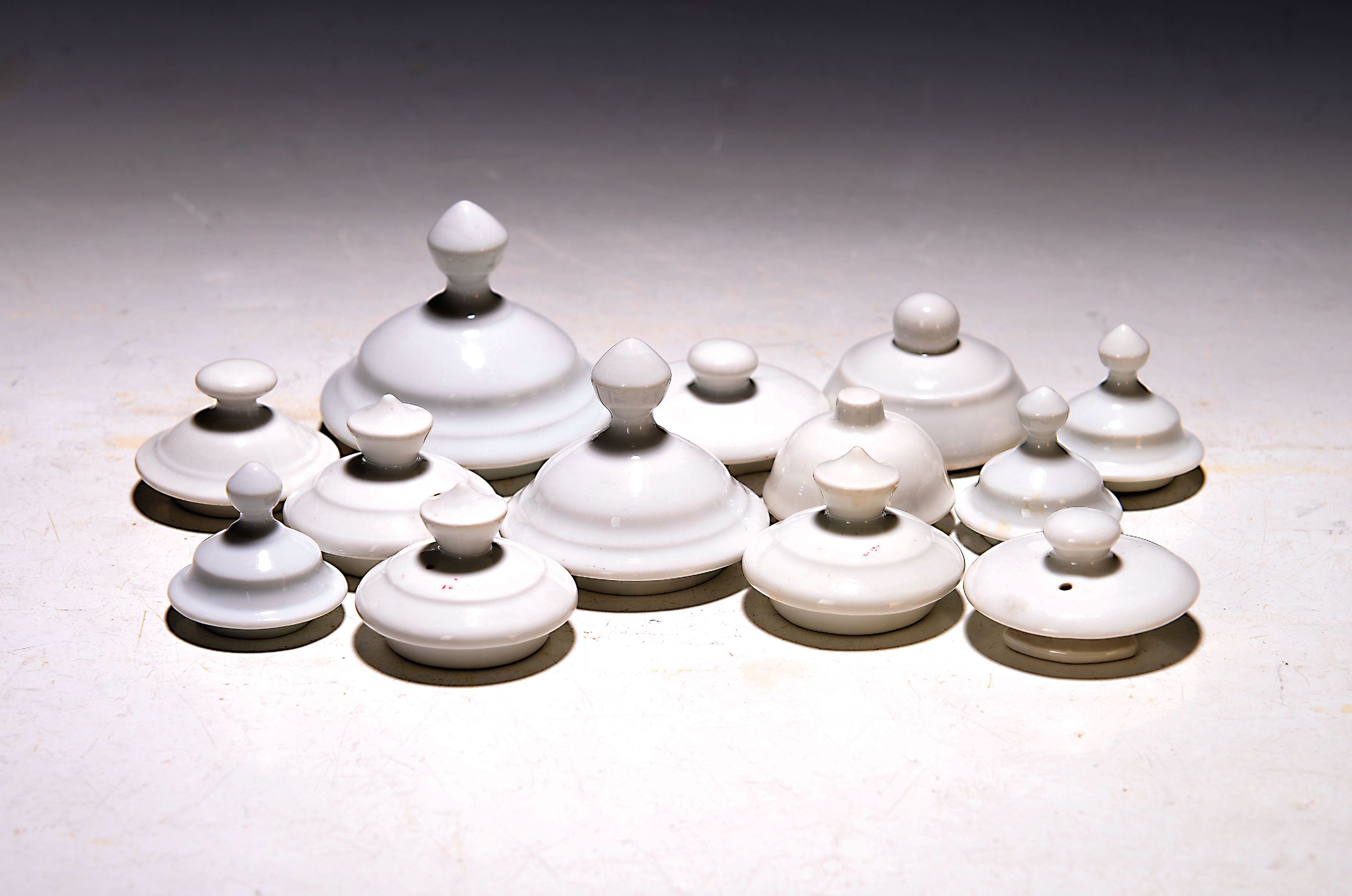 Image 26990567 - 13 Deckel, weiß, ohne Marken, überwiegend 20. Jh., D. ca. 4-7.5 cm