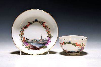 Image Tasse mit Untertasse, Meissen, um 1750, in floraler bunter Einfassung Stadtansichten auf ...