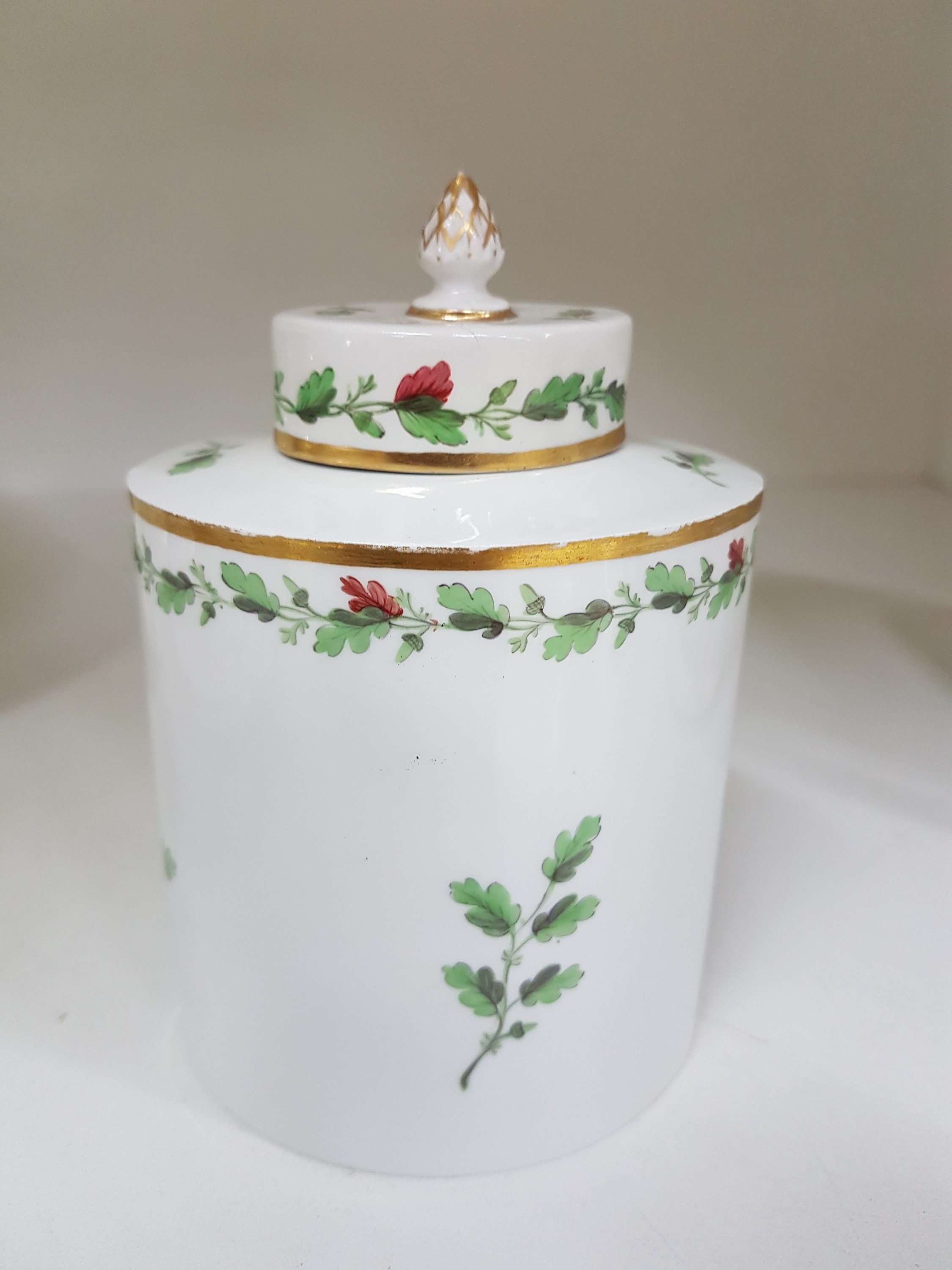 Detail a: Klassizistische Teedose, Fürstenberg, um 1800, Eichblattdekor, Porzellan, Blindmarke 2 J, Goldränder, H. ca. 12.5 cm, B. ca. 8 cm
