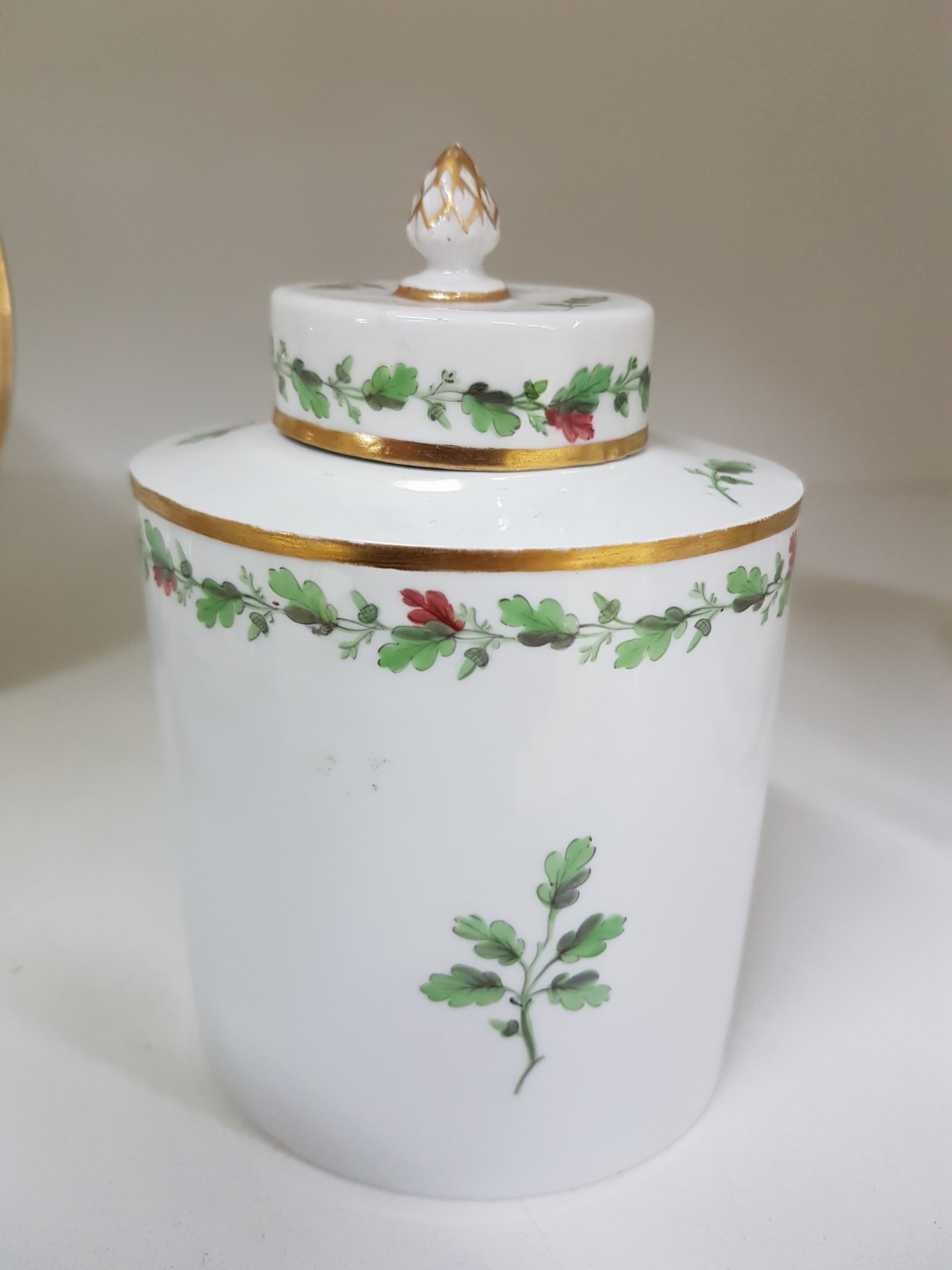 Detail c: Klassizistische Teedose, Fürstenberg, um 1800, Eichblattdekor, Porzellan, Blindmarke 2 J, Goldränder, H. ca. 12.5 cm, B. ca. 8 cm