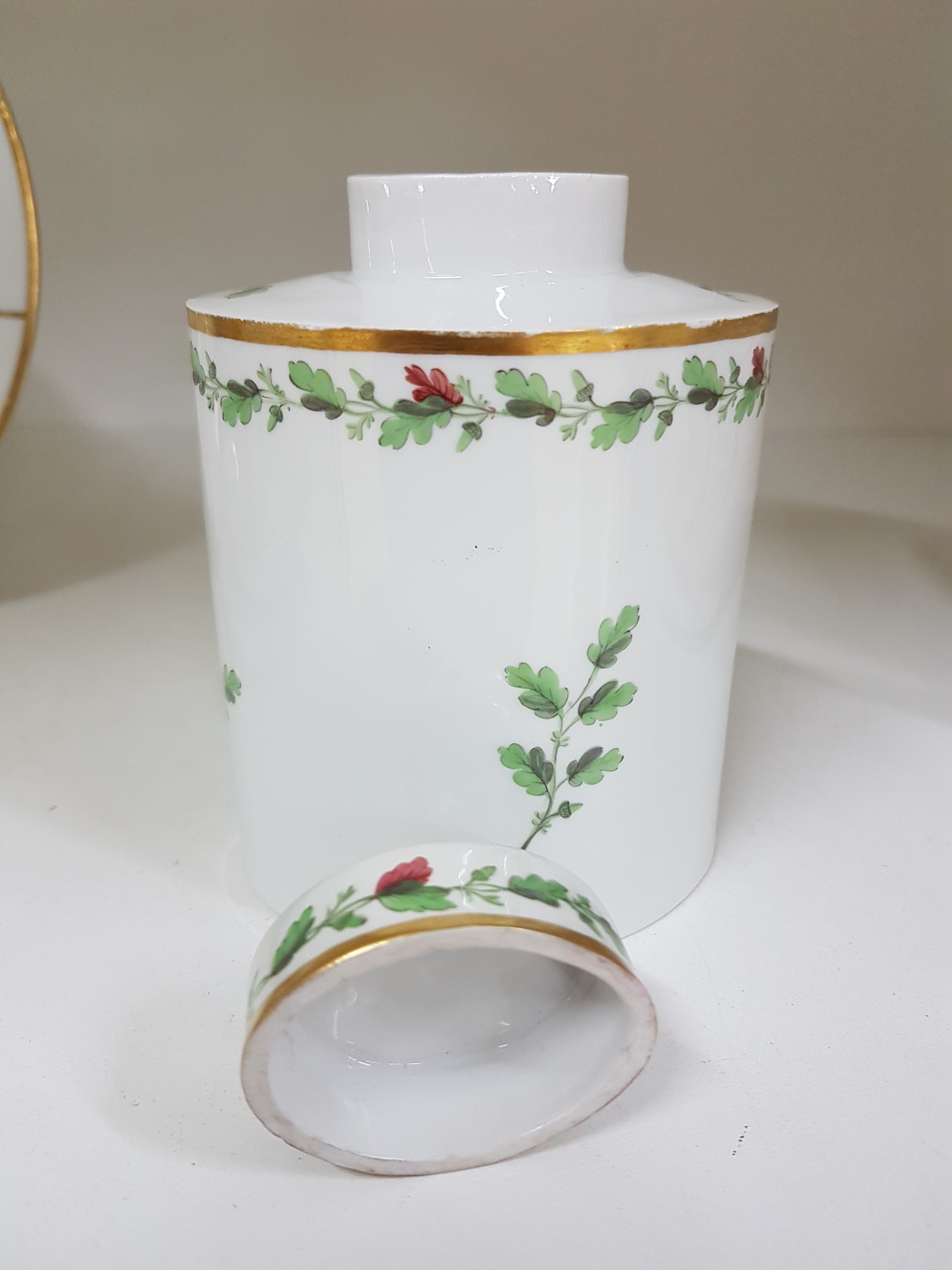 Detail e: Klassizistische Teedose, Fürstenberg, um 1800, Eichblattdekor, Porzellan, Blindmarke 2 J, Goldränder, H. ca. 12.5 cm, B. ca. 8 cm