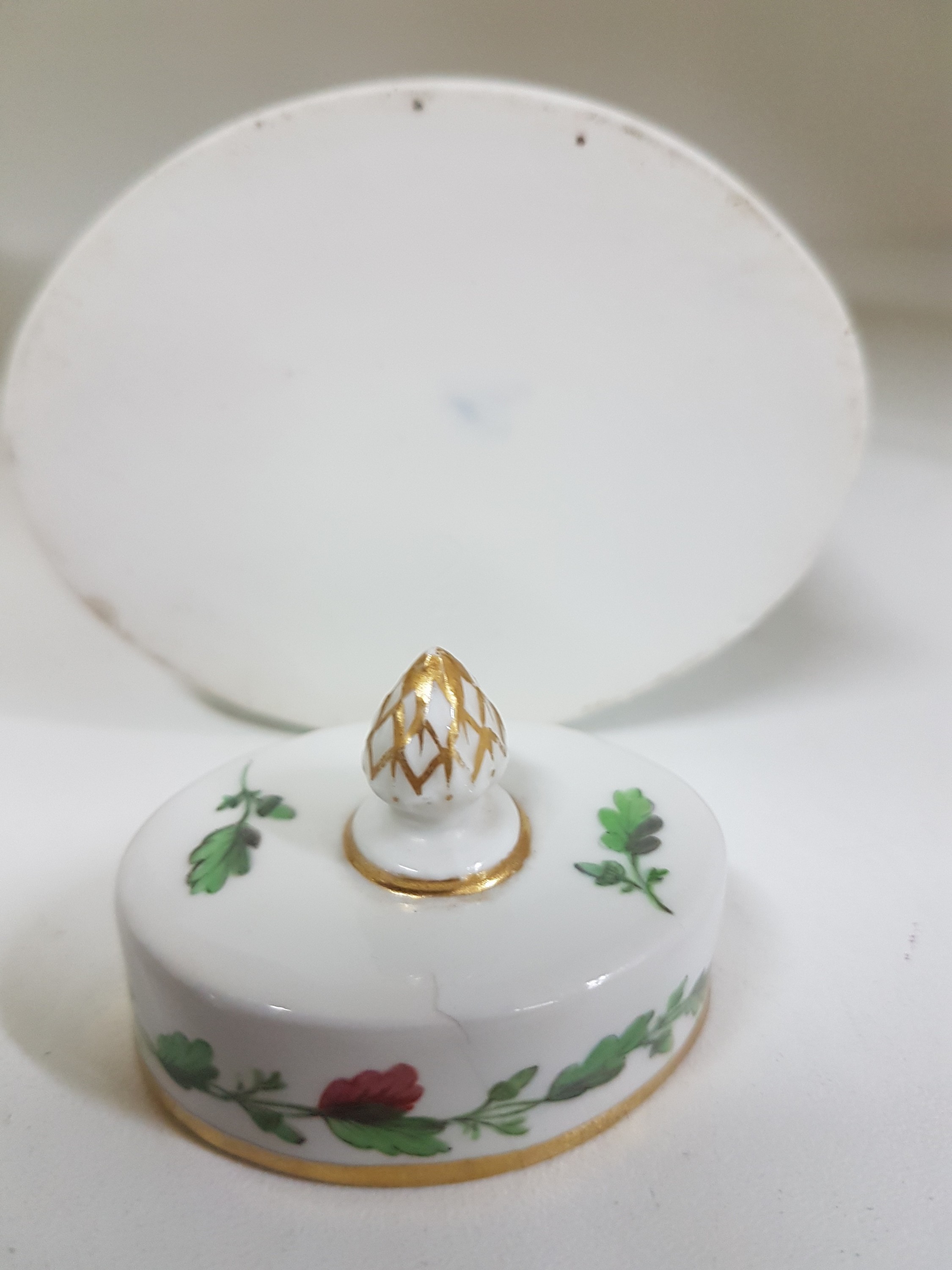 Detail g: Klassizistische Teedose, Fürstenberg, um 1800, Eichblattdekor, Porzellan, Blindmarke 2 J, Goldränder, H. ca. 12.5 cm, B. ca. 8 cm