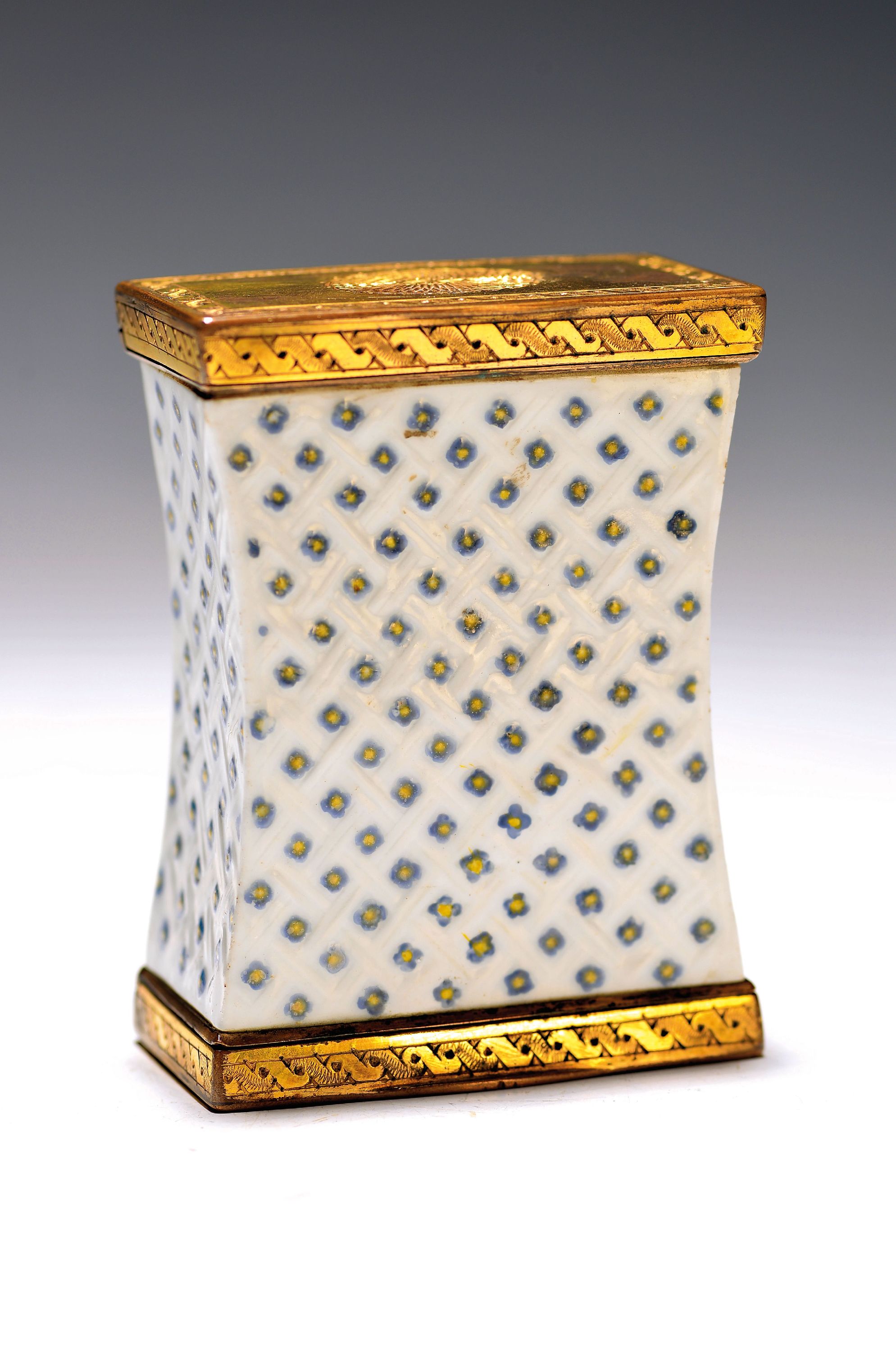 Image 26990826 - Doppeldose, wohl Meissen, um 1750, Porzellan, Veilchendekor in Rauten, blau staffiert, ...