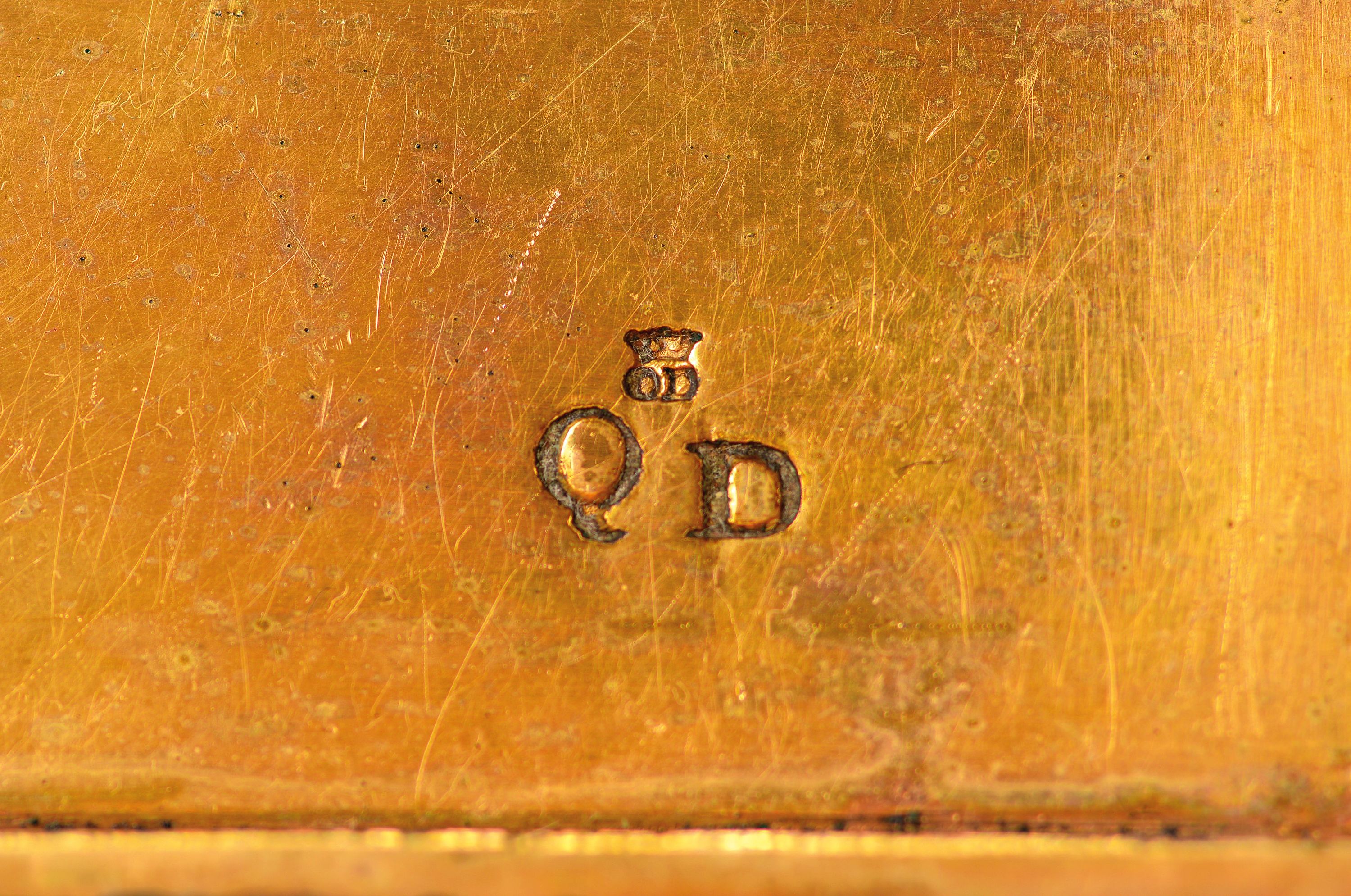 Detail b: Doppeldose, wohl Meissen, um 1750, Porzellan, Veilchendekor in Rauten, blau staffiert, Ober- und Unterteileinsätze wohl Kupfer vergoldet, reich ...
